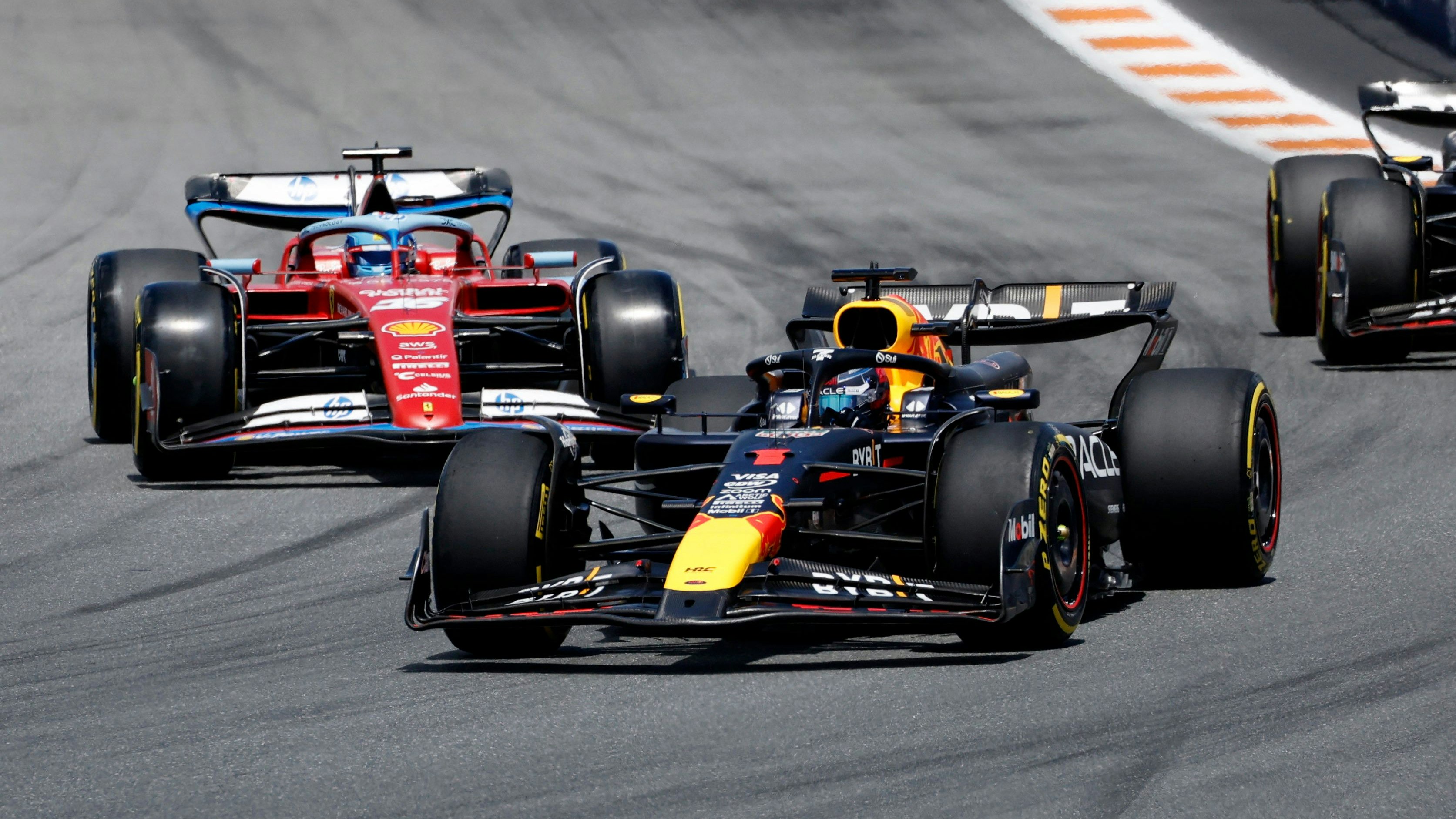 Max Verstappen bleibt auch nach dem Re-Start in Front. 