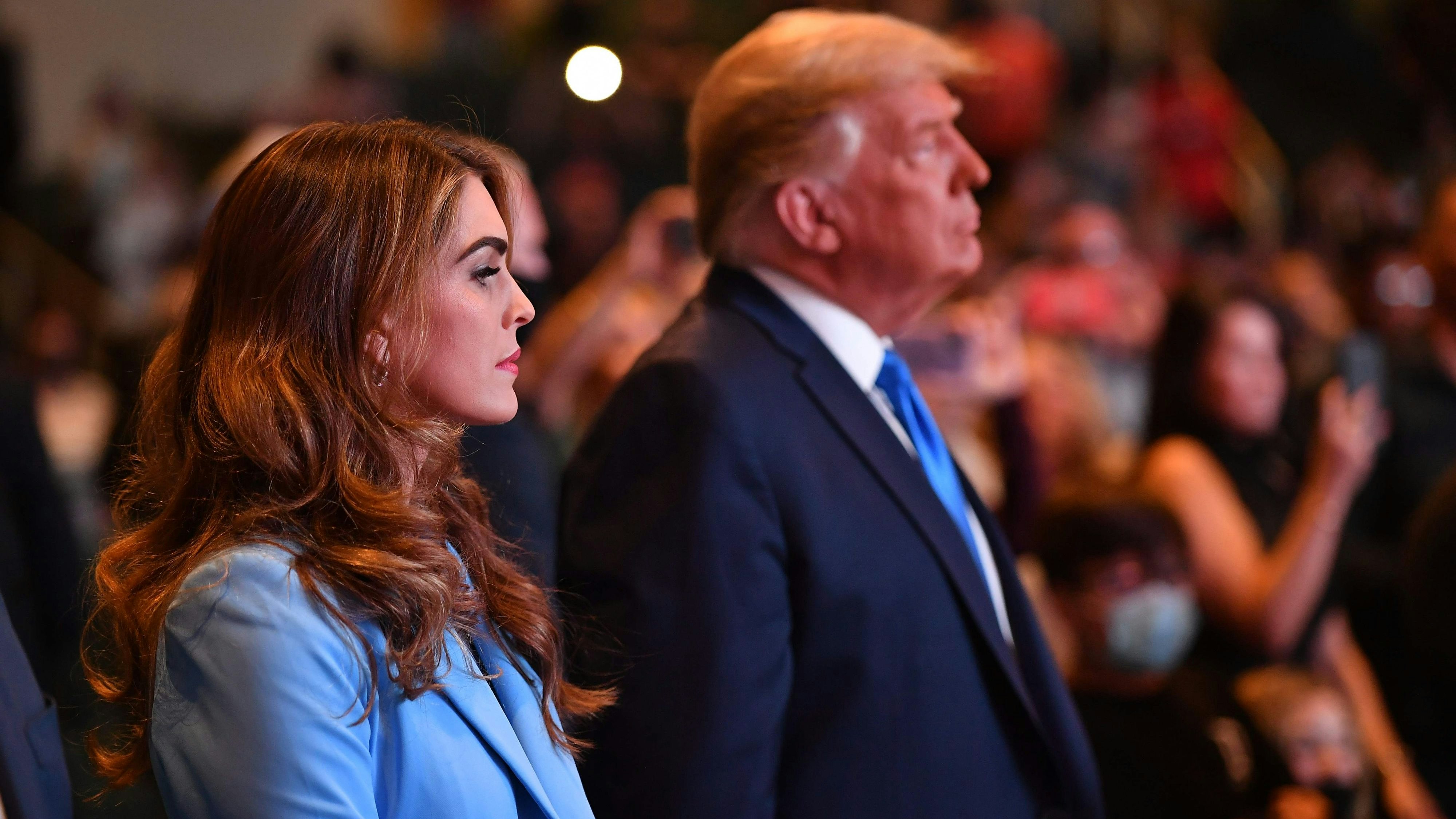 Download von www.picturedesk.com am 04.05.2024 (08:50).  Hope Hicks, senior adviser to the president and US President Donald Trump(R) attend services at the International Church of Las Vegas in Las Vegas, Nevada, where he was blessed by church members on October 18, 2020. - President Donald Trump campaigned at a frenetic pace Saturday in a three-state trip that started with a Michigan rally where he called opponent Joe Biden a "criminal" and pounded his claim that the Democrats are anti-American. Addressing a rally in Muskegon, Michigan, Trump focused on US culture war themes, telling a large cheering crowd that the Democrats wanted to "erase American history, purge American values and destroy the American way of life." (Photo by MANDEL NGAN / AFP) - 20201018_PD6240 - Rechteinfo: Rights Managed (RM) Nur für redaktionelle Nutzung! Werbliche Nutzung erfordert Freigabe: bitte schicken Sie uns eine Anfrage.