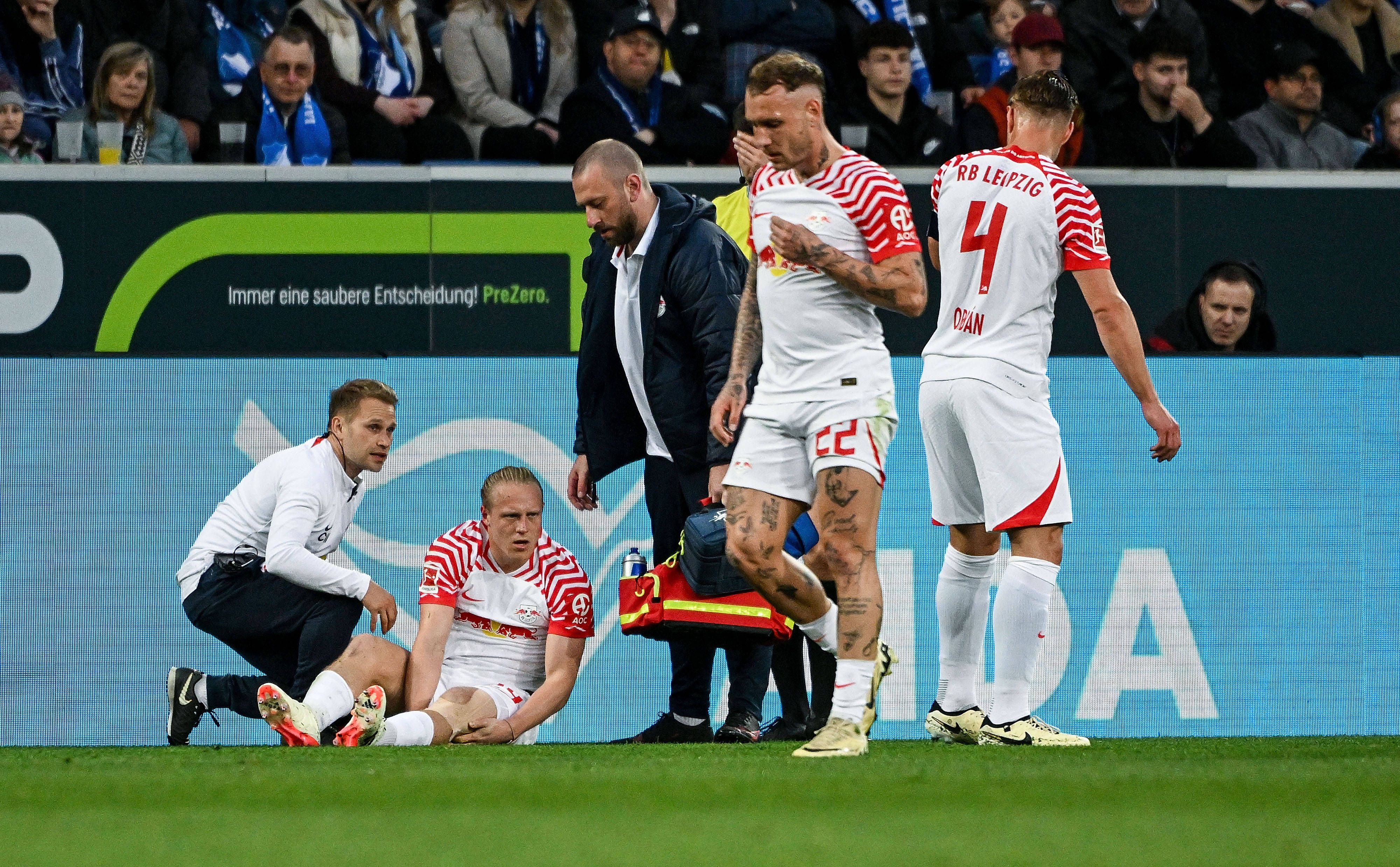 Leipzig-Star Xaver Schlager verletzt sich schwer. 
