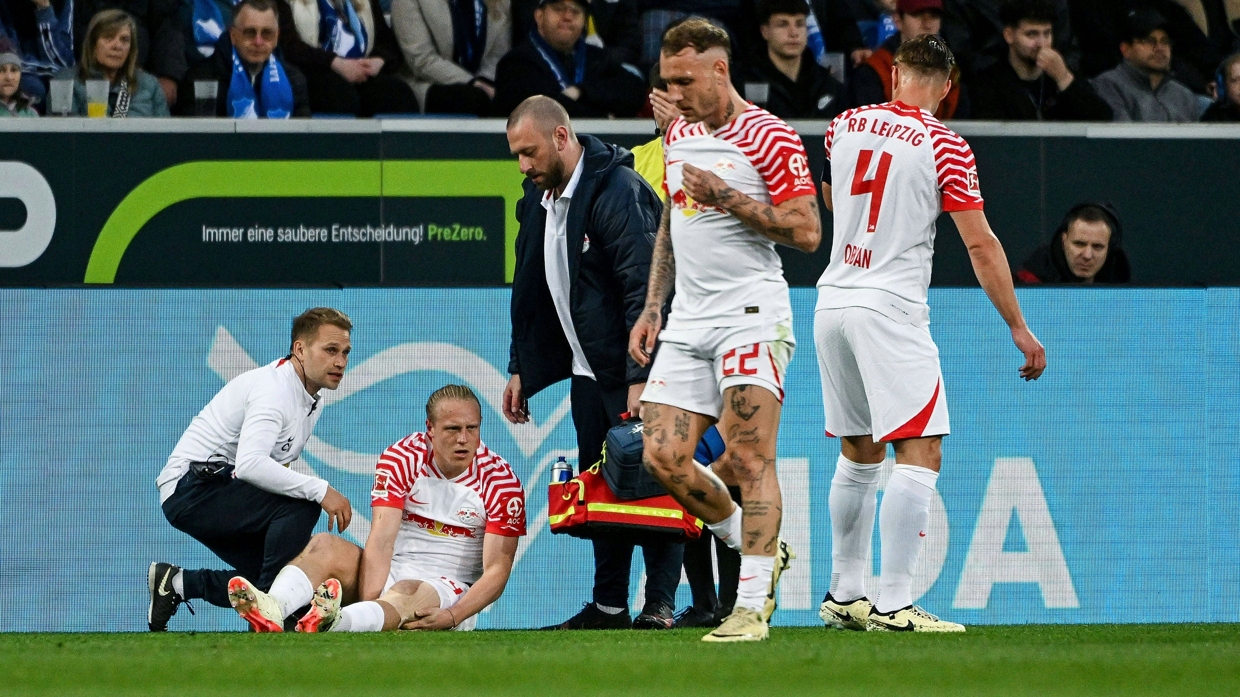Leipzig-Star Xaver Schlager verletzt sich schwer. 