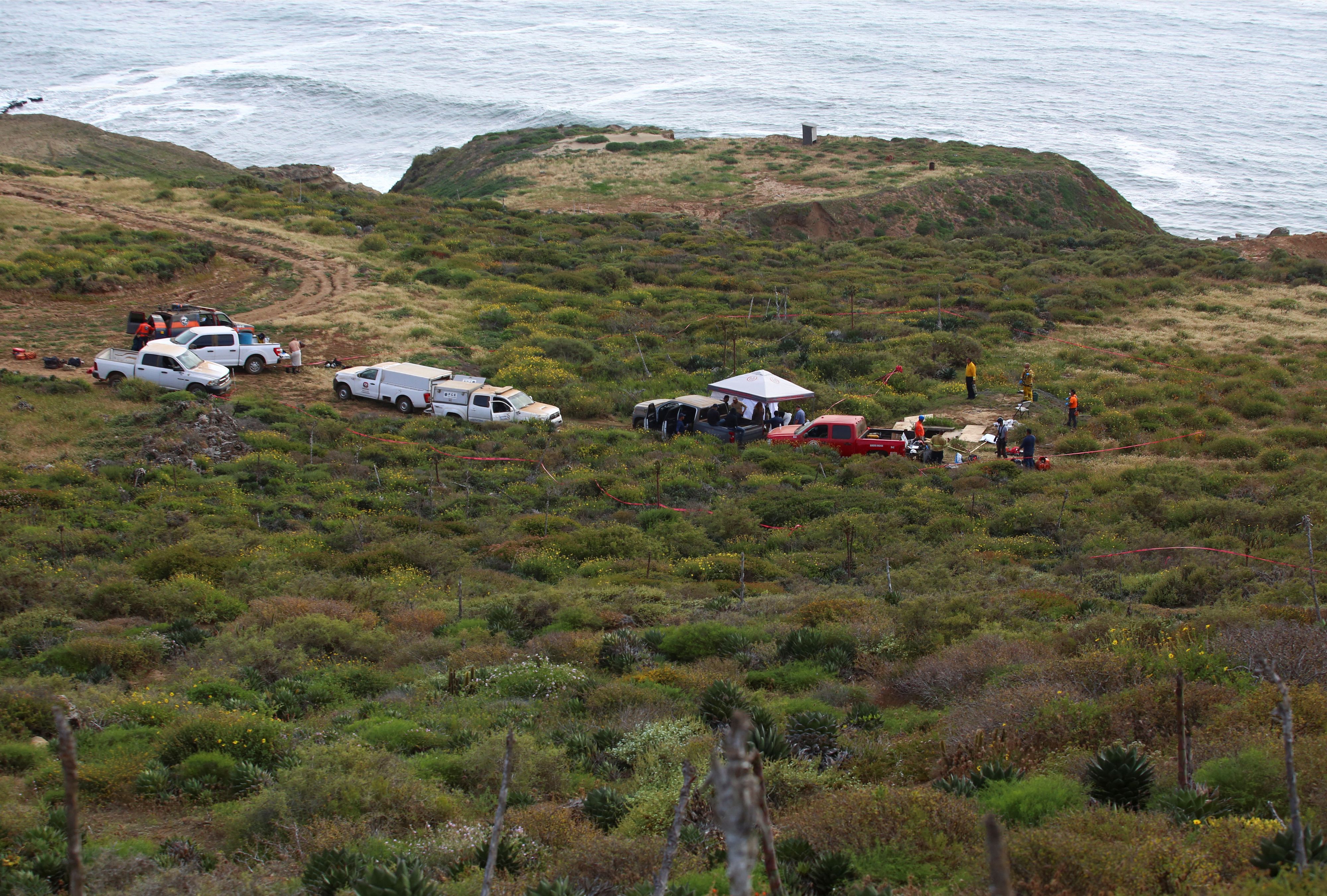 Einsatzkräfte am Fundort der Leichen.