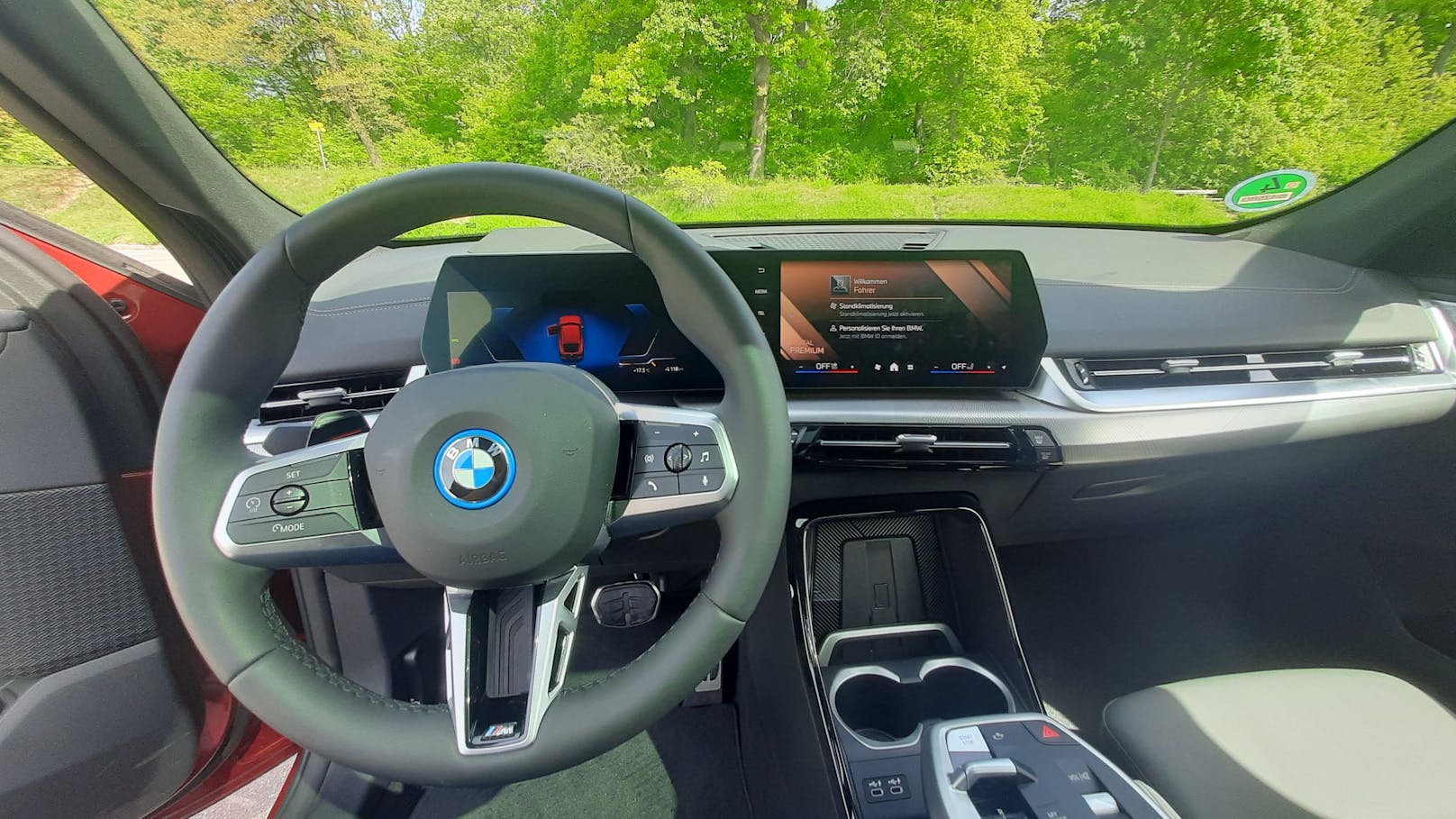 Das Cockpit des 313-PS-BMW kennt man aus dem X1.