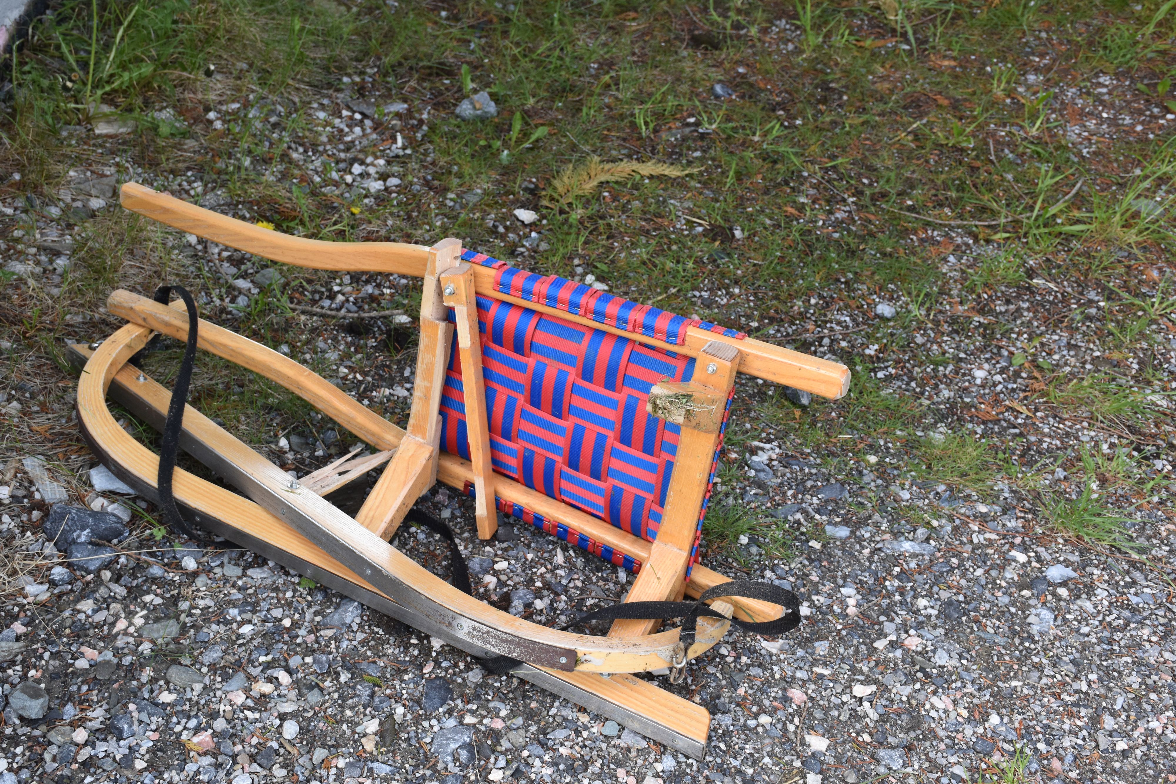 In der Nacht auf Samstag ereignete sich in Tirol ein schwerer Rodelunfall. Ein 25-Jähriger prallte mit dem Schlitten gegen einen Baum und wurde schwer verletzt.