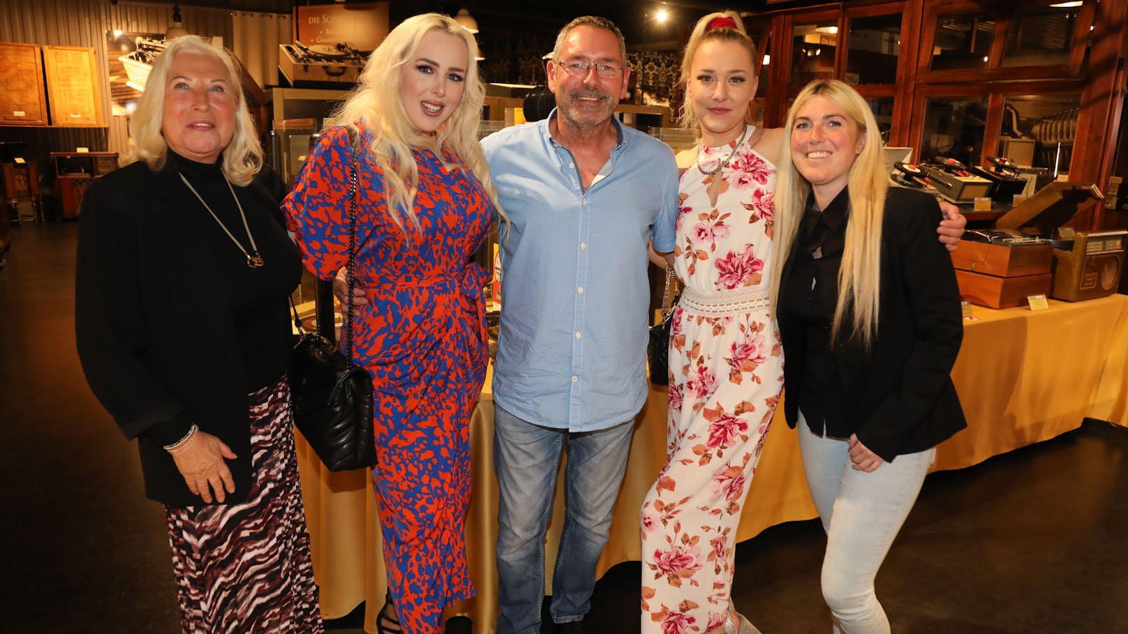 Lugners "Wildsau" Lydia Kelovitz (2.v.l.),&nbsp;Isabella Platzer (Ex-Miss Earth Austria Kandidatin) sowie Moderatorin und "Rasende Reporterin" Vanessa Licht (rechts).