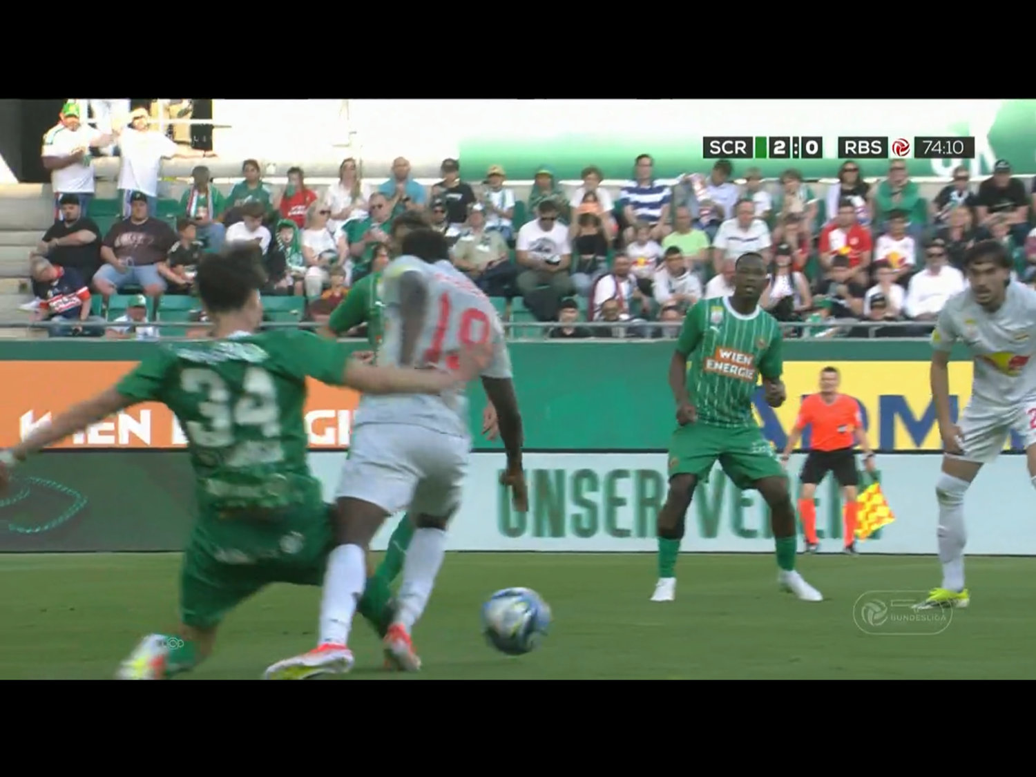 Sattlberger foult wohl Konate. Anstatt des 2:0 hätte es Elfer für Salzburg geben müssen.