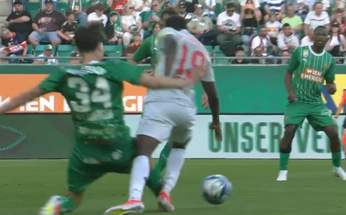 Sattlberger foult wohl Konate. Anstatt des 2:0 hätte es Elfer für Salzburg geben können oder müssen.