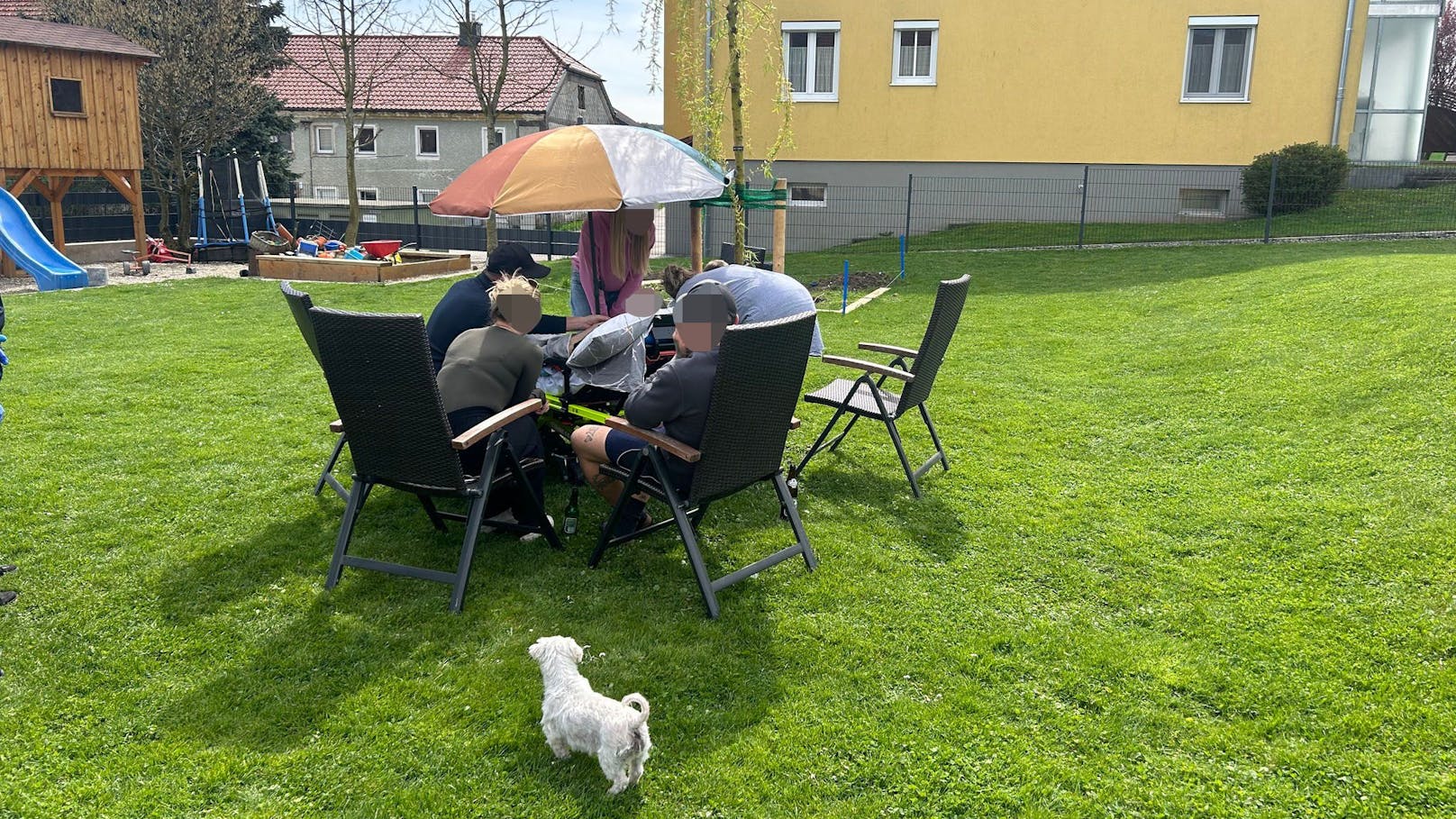 Markus verbringt seine letzten Stunde mit seiner Frau, seinen beiden Kindern und seinen Hunden.