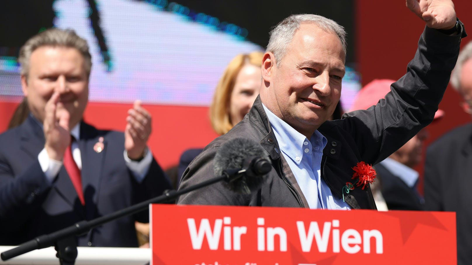 EU-Spitzenkandidat <strong>Andreas Schieder</strong> beim 1. Mai-Aufmarsch der SPÖ am Rathausplatz in Wien.