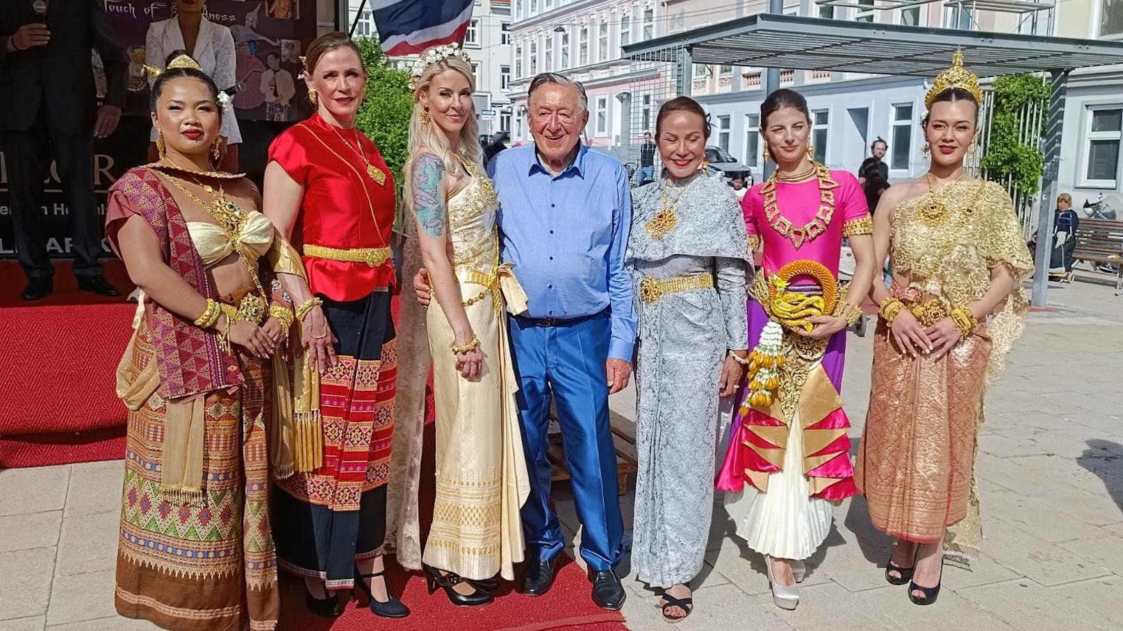 Richard Lugner mit seiner Simone Reiländer bei einem Thai-Festival in Wien.