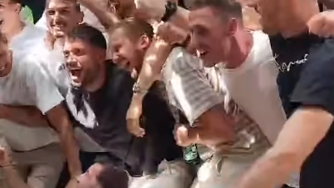 Die Mannschaft feierte vor dem Bildschirm.