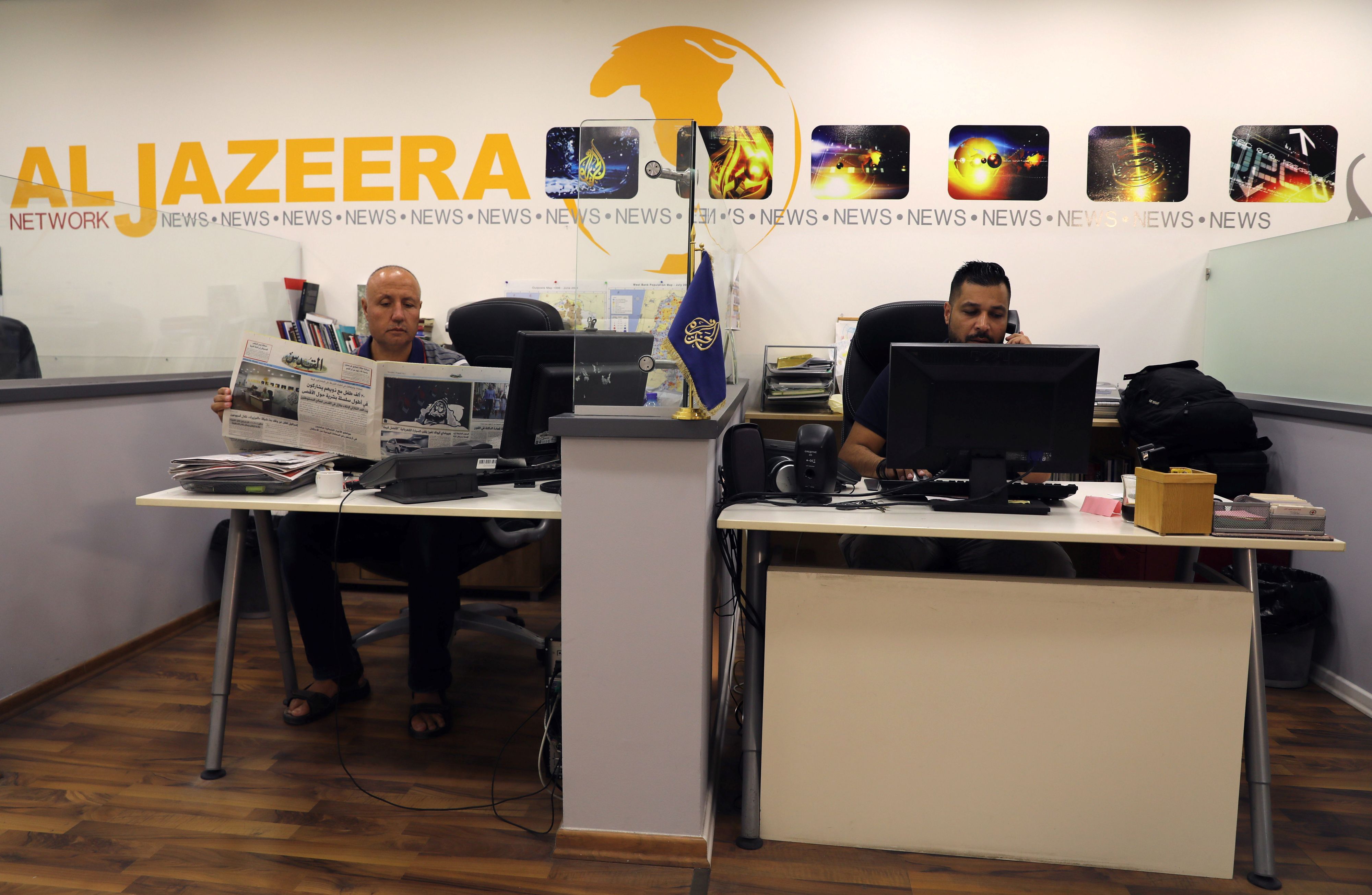 Mitarbeiter des Senders Al Jazeera im Büro in Jerusalem