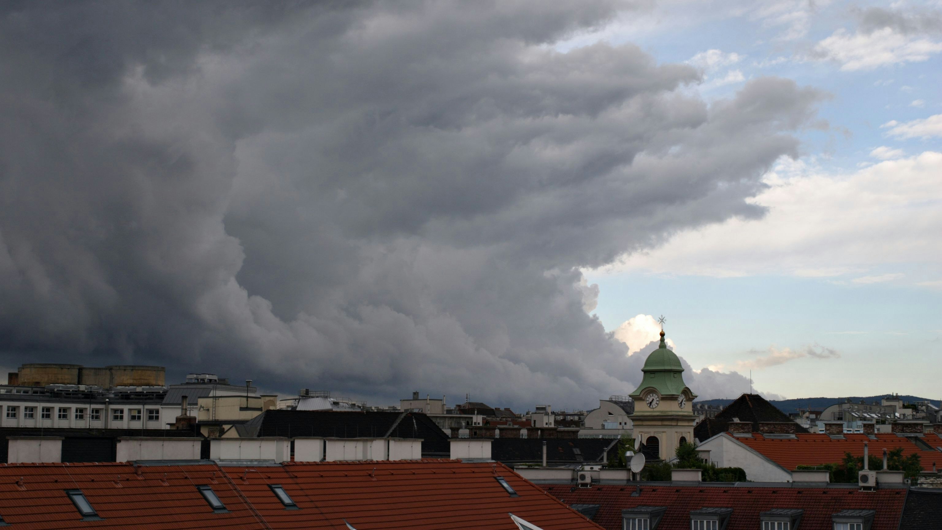 Aus Richtung Westen ziehen Gewitter über Wien auf. (Archivbild)