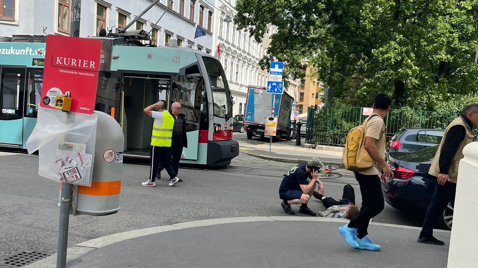 Radfahrer von Bim in Wien erfasst und verletzt