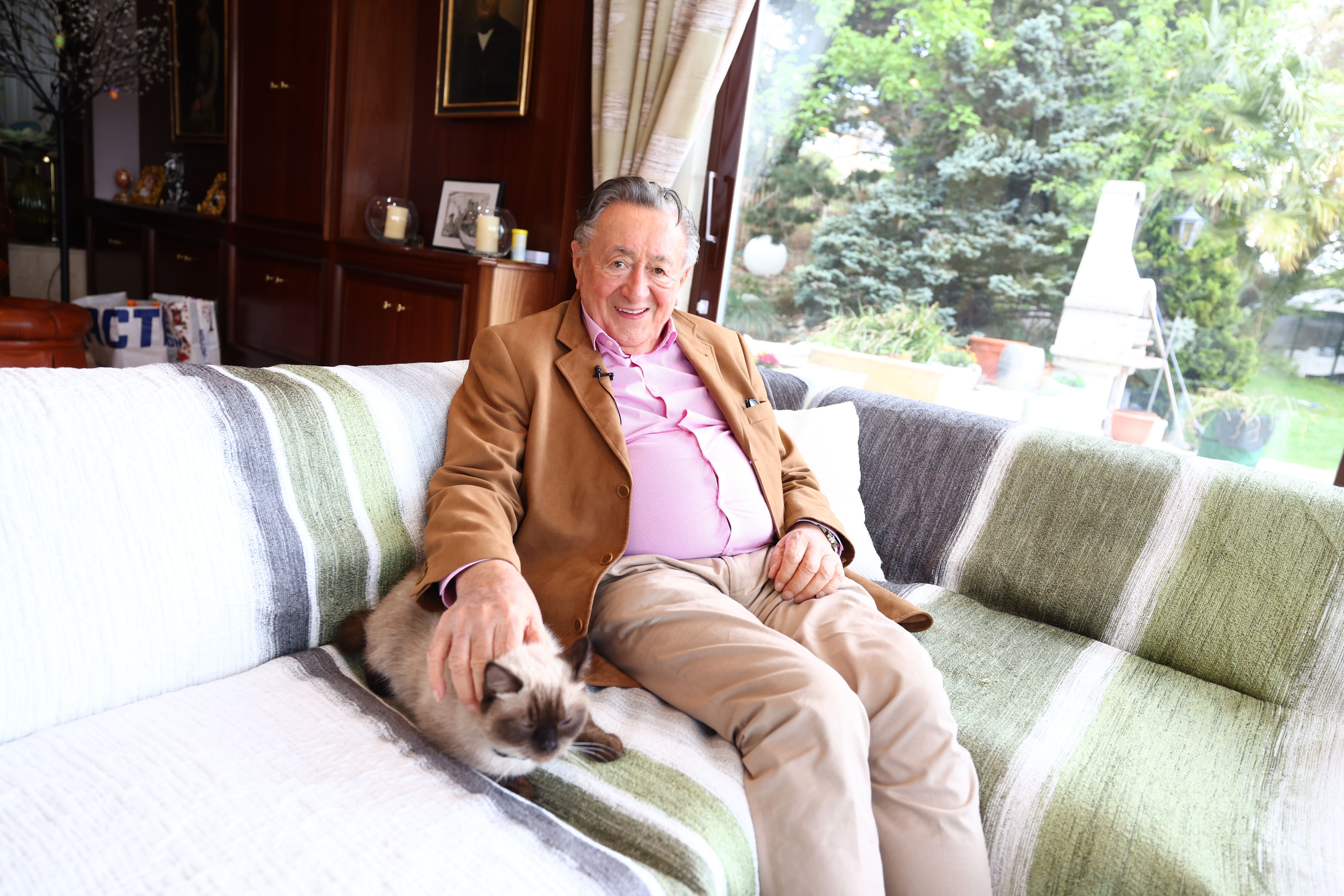 Richard Lugner ist in heller Vorfreude! Im Bild kuschelt er mit Simones Rasse-Kätzchen