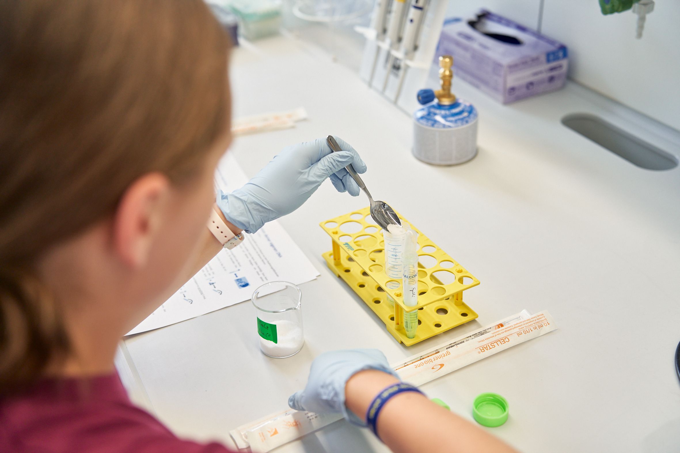 Im Sommer können Kinder und Jugendliche wieder in die spannende Welt der Wissenschaft und Forschung eintauchen