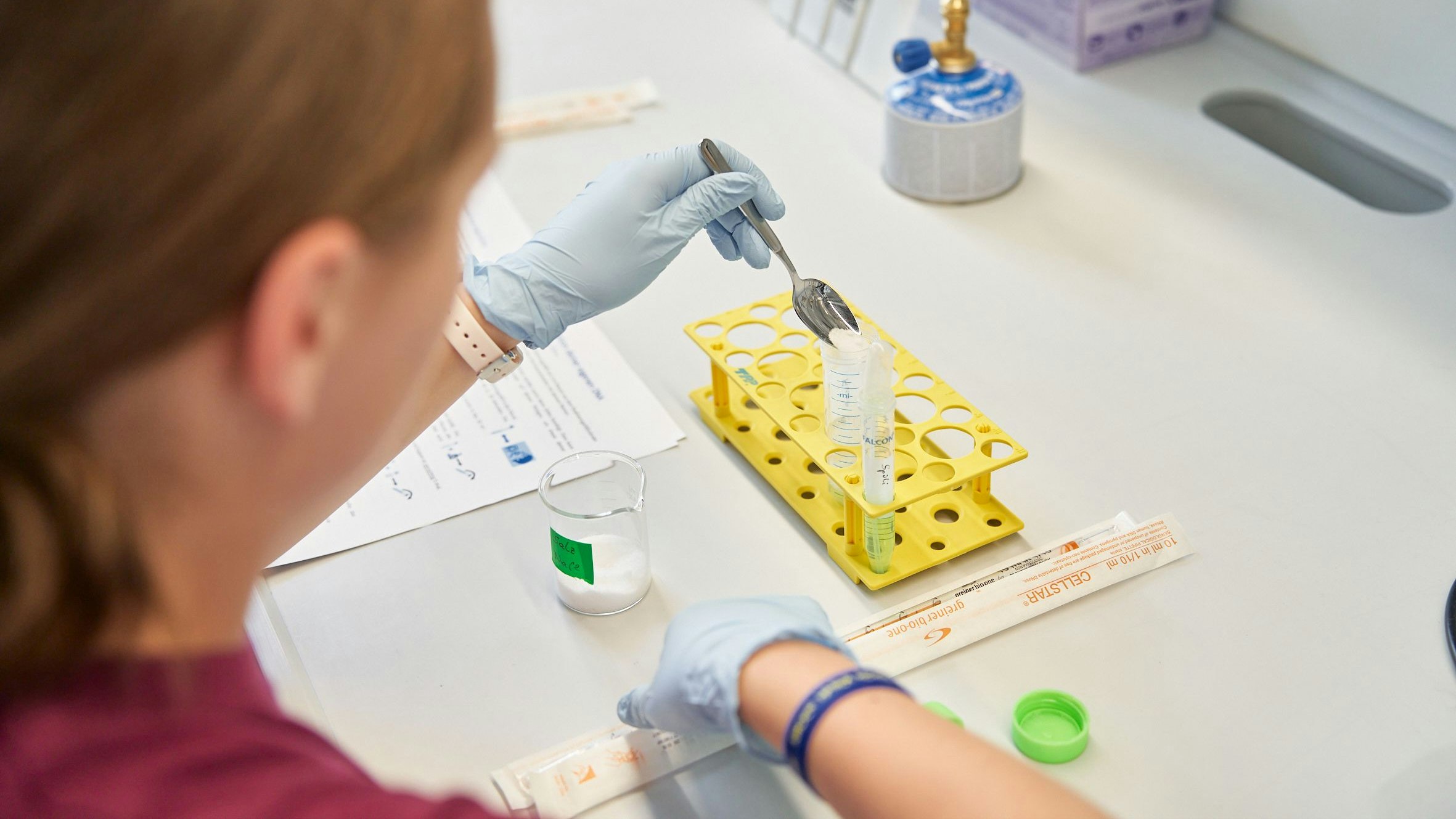 Im Sommer können Kinder und Jugendliche wieder in die spannende Welt der Wissenschaft und Forschung eintauchen