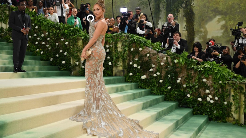 Die 54-jährige durfte heuer als Co-Host neben Met-Gala-Schirmherrin Anna Wintour Platz nehmen und legte davor noch einen atemberaubenden Auftritt in einem maßgeschneiderten Naked Dress aus dem Hause Schiaparelli.