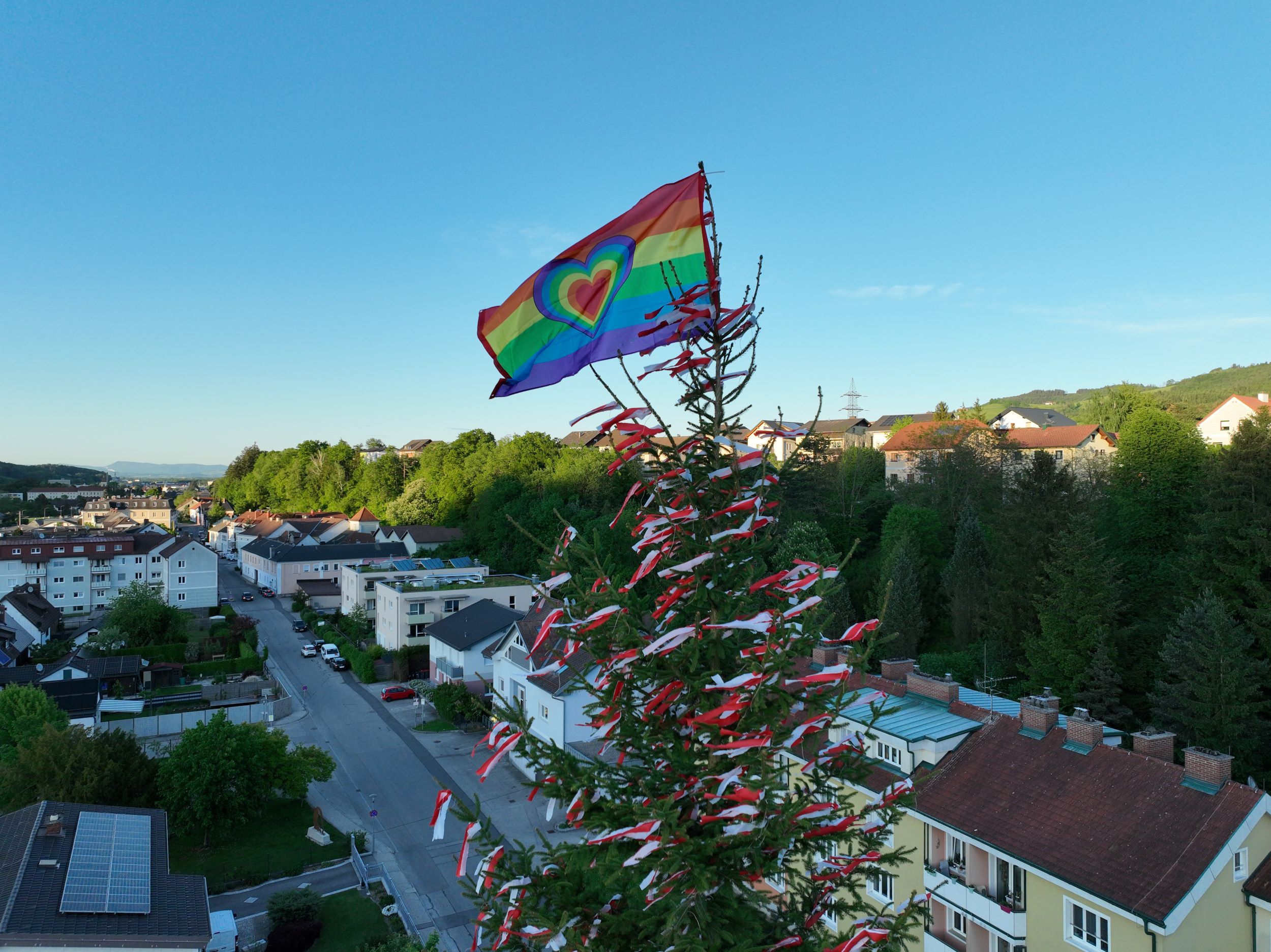 Österreich-Fahne gestohlen, deswegen weht am Maibaum in Rosenau eine Regenbogenflagge.