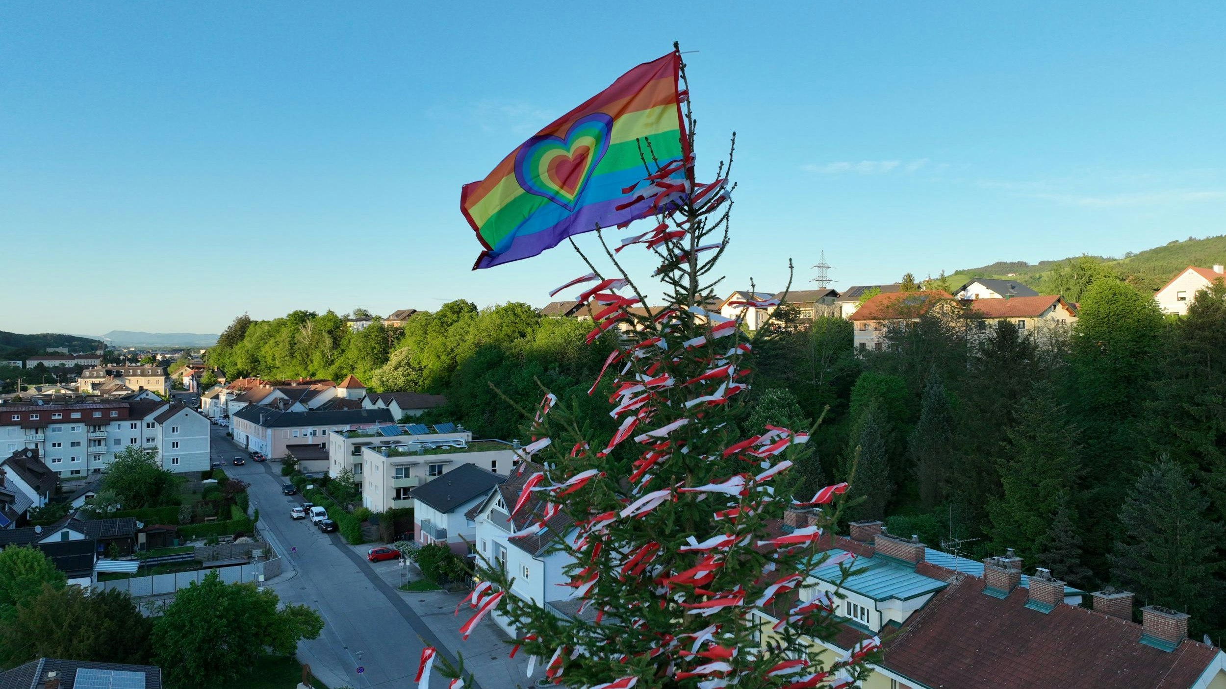 In Rosenau (Amstetten) sorgt der Maibaum für Aufregung bei der Bevölkerung. Dieser ziert statt einer Österreichflagge nämlich die Regenbogenflagge.