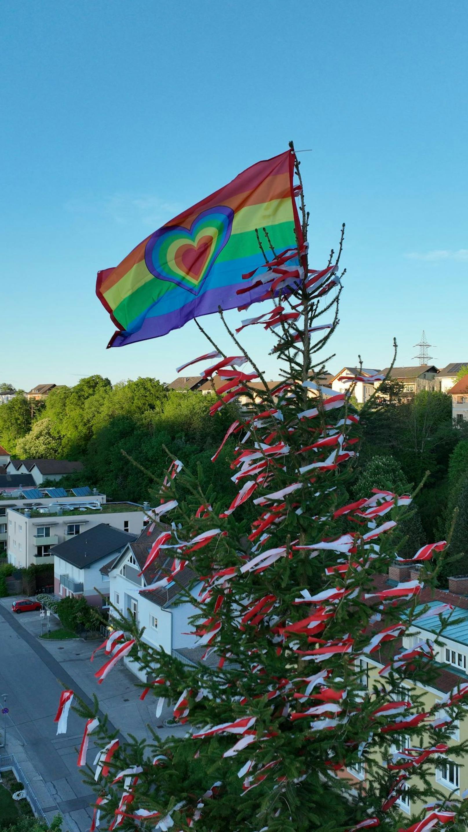 Regenbogenflagge am Maibaum, Dorfbewohner nicht erfreut