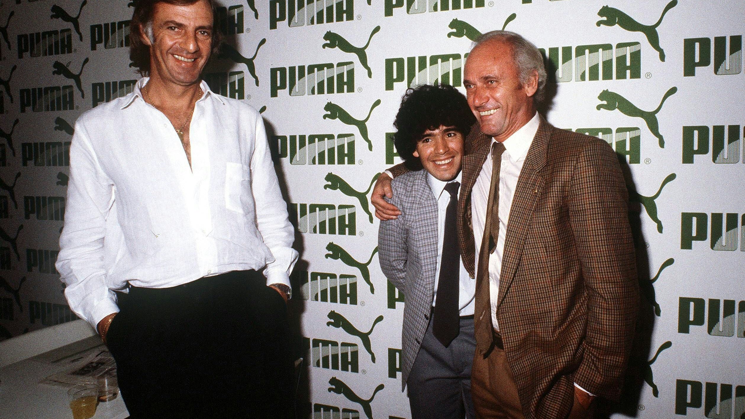Die Trainerkollegen Cesar Luis Menotti li., Argentinien und Udo Lattek re. mit Diego Armando Maradona beide FC Barcelona / Argentinien während eines Puma Sponsorentermins auf der Ispo Fußball   Herren ISPO 1982, Messe, Sportmesse, Primera Division 1982/1983, 1. Spanische Liga, Barca, Vdia Gruppe München