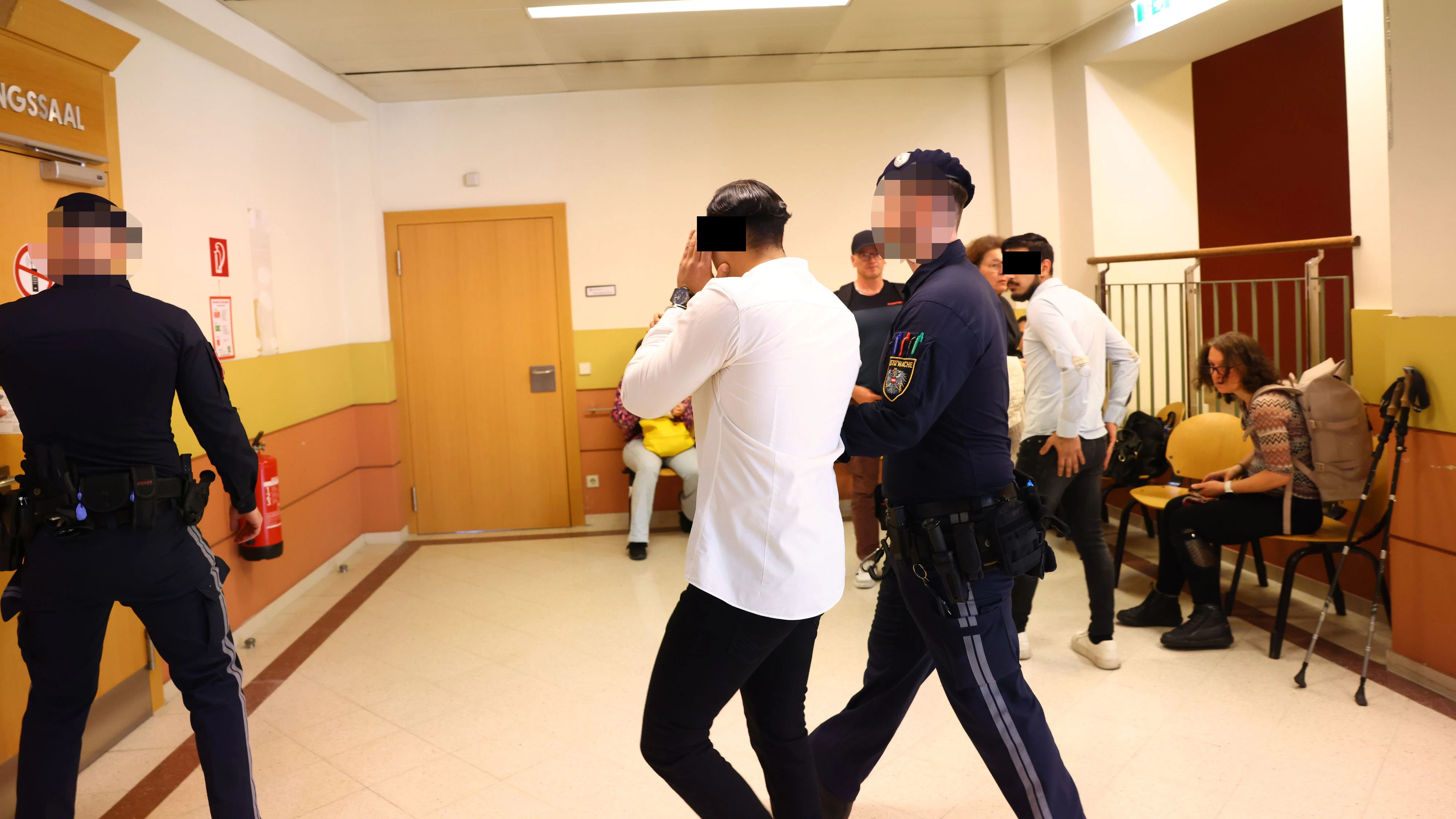 Die beiden Angeklagten vor Gericht. Der ältere Verdächtige befindet sich wegen Fahrerflucht nach Fahren unter Drogeneinfluss in U-Haft.