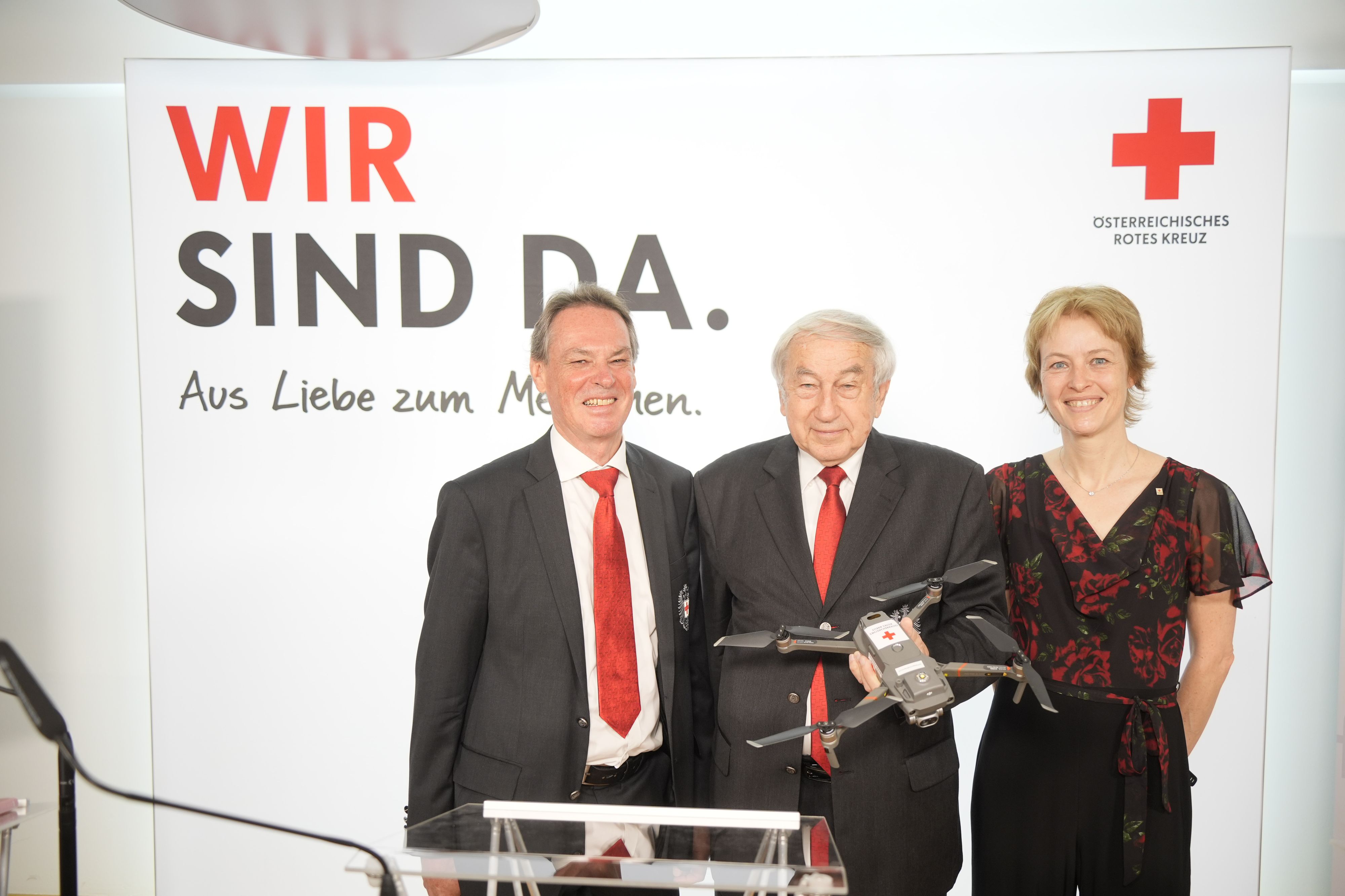 Generalsekretär Michael Opriesnig, Präsident Gerald Schöpfer und Vizepräsidentin Anja Oberkofler (v.l.) mit einer Wärmebilddrohne, wie sie zunehmend vom Roten Kreuz eingesetzt werden.