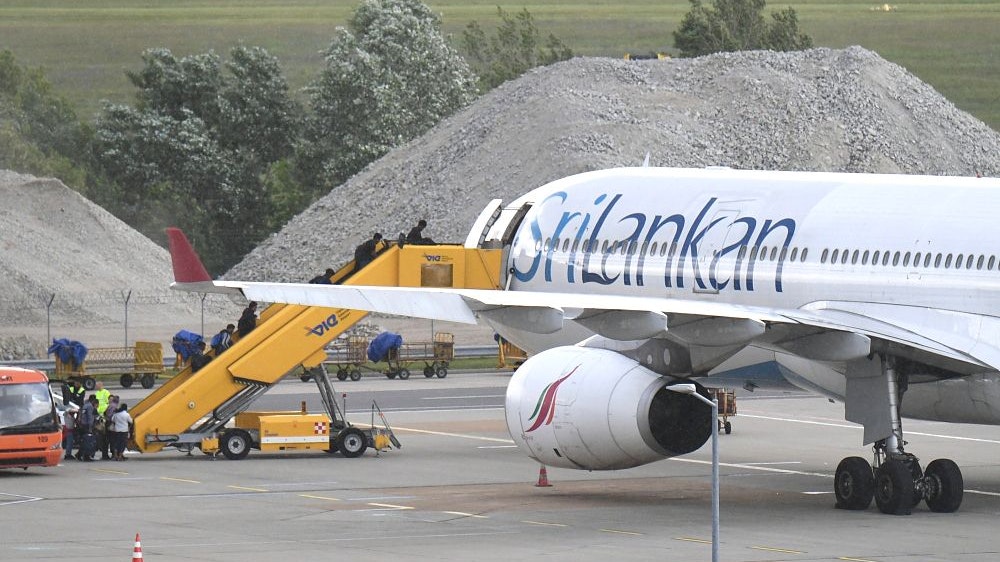 Der Airbus der "SriLankan Air" sollte eigentlich von Colombo nach London direkt fliegen. Ein Zwischenstopp sorgte für eine 24-stündige Verspätung.