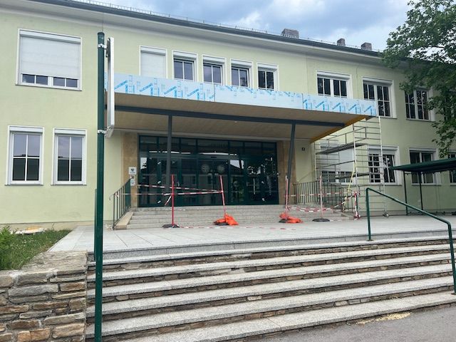 Absperrung im Eingangsbereich der Musikmittelschule in Tulln (Anm.: weil Arbeiten im Eingangsbereich im Gange sind)