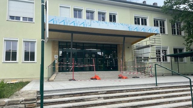 Absperrung im Eingangsbereich der Musikmittelschule in Tulln