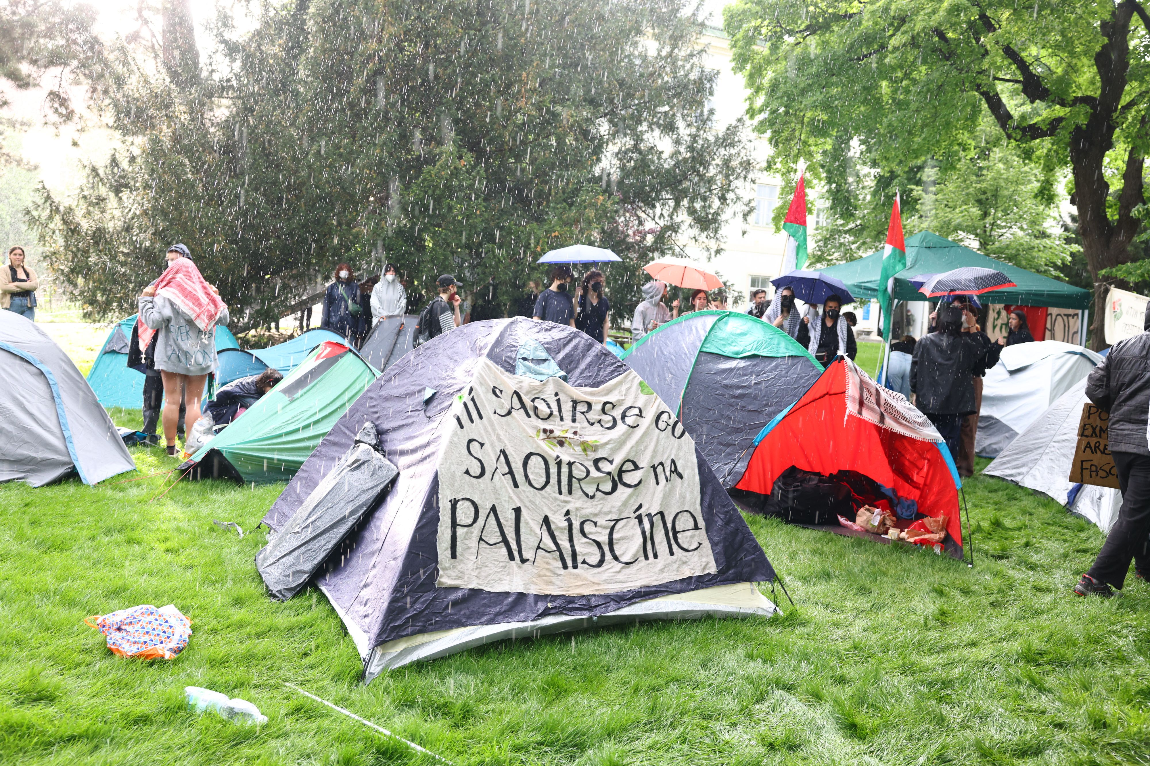 In einem Wiener Uni-Campus demonstrieren Studenten gegen den andauernden Nahost-Konflikt.