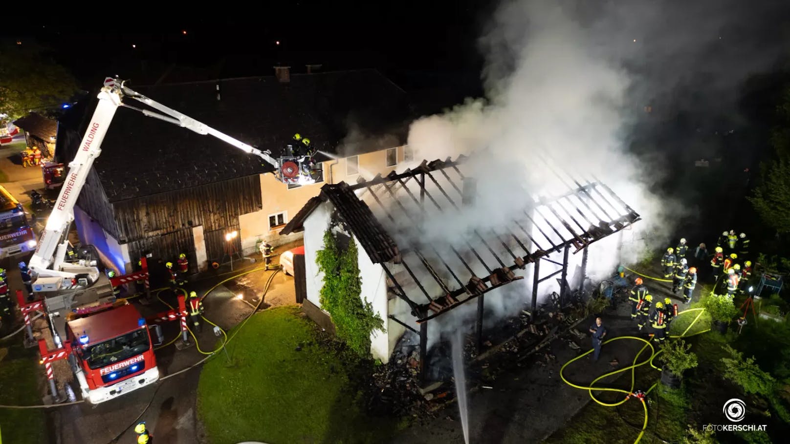 In der Nacht auf Montag stand in Goldwörth (Bez. Urfahr-Umgebung) das Nebengebäude eines Bauernhofs in Flammen.