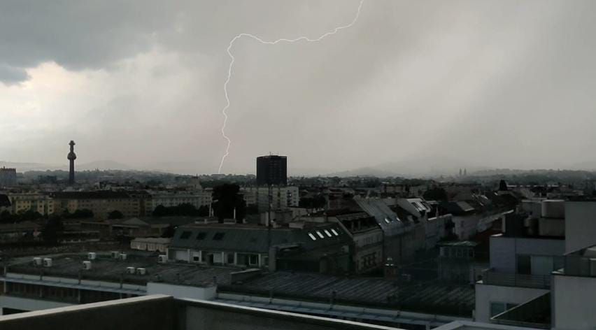Blitz-Einschlag in Wien während des Sintflut-Gewitters am Montag.