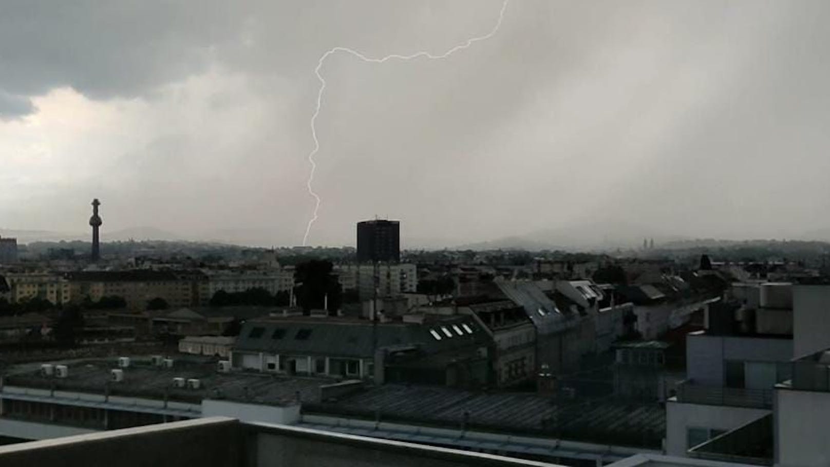 Blitz-Einschlag in Wien während des Sintflut-Gewitters am Montag.