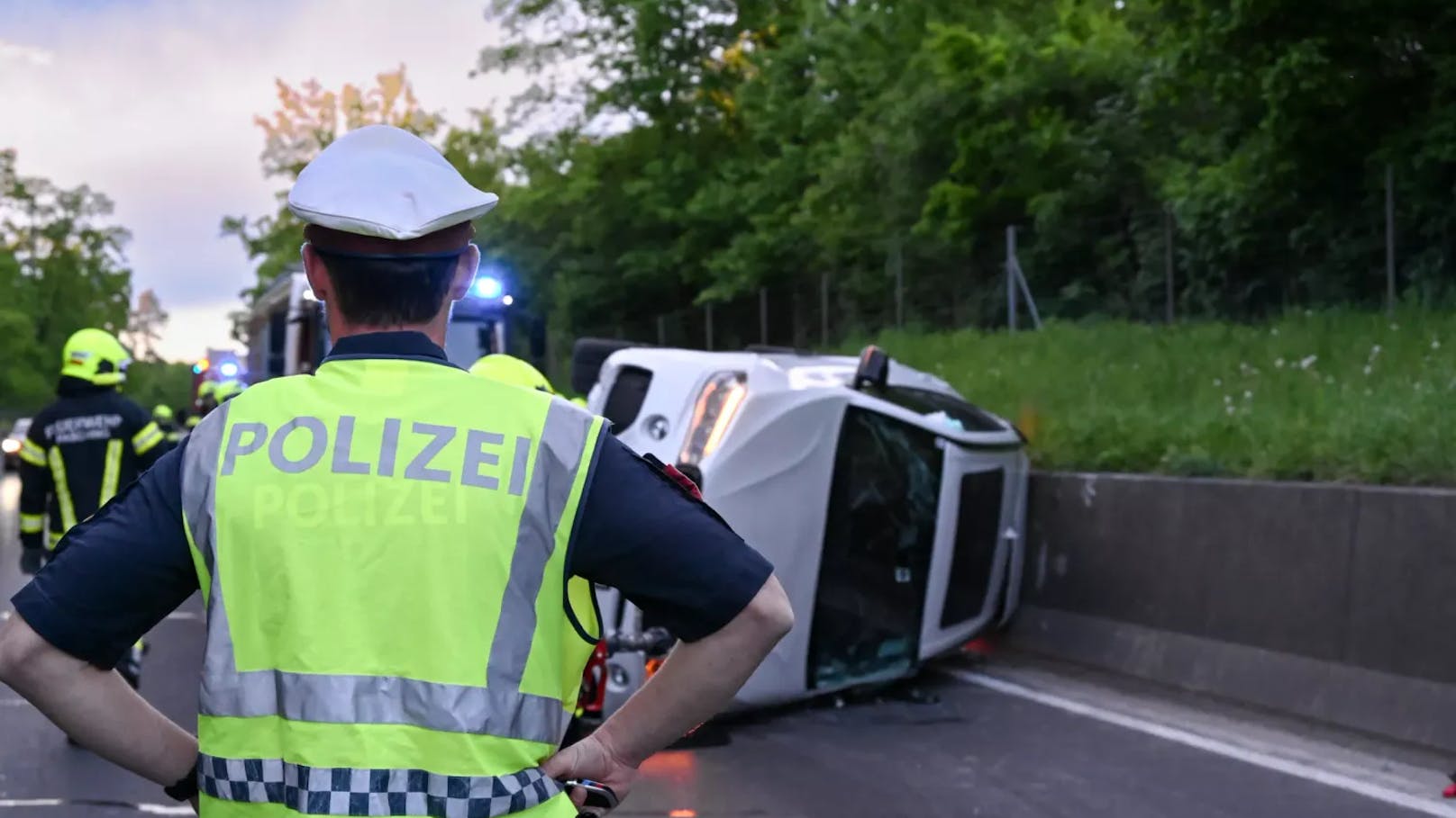 Am Sonntag, 5. Mai, ereignete sich gegen 19:30 Uhr ein Verkehrsunfall auf der B139 im Gemeindegebiet von Pasching, dessen Ursache noch unbekannt ist. Ein Fahrzeug kam dabei von der Straße ab und überschlug sich. Eine Person wurde dabei verletzt und musste vom Rettungsdienst versorgt werden.