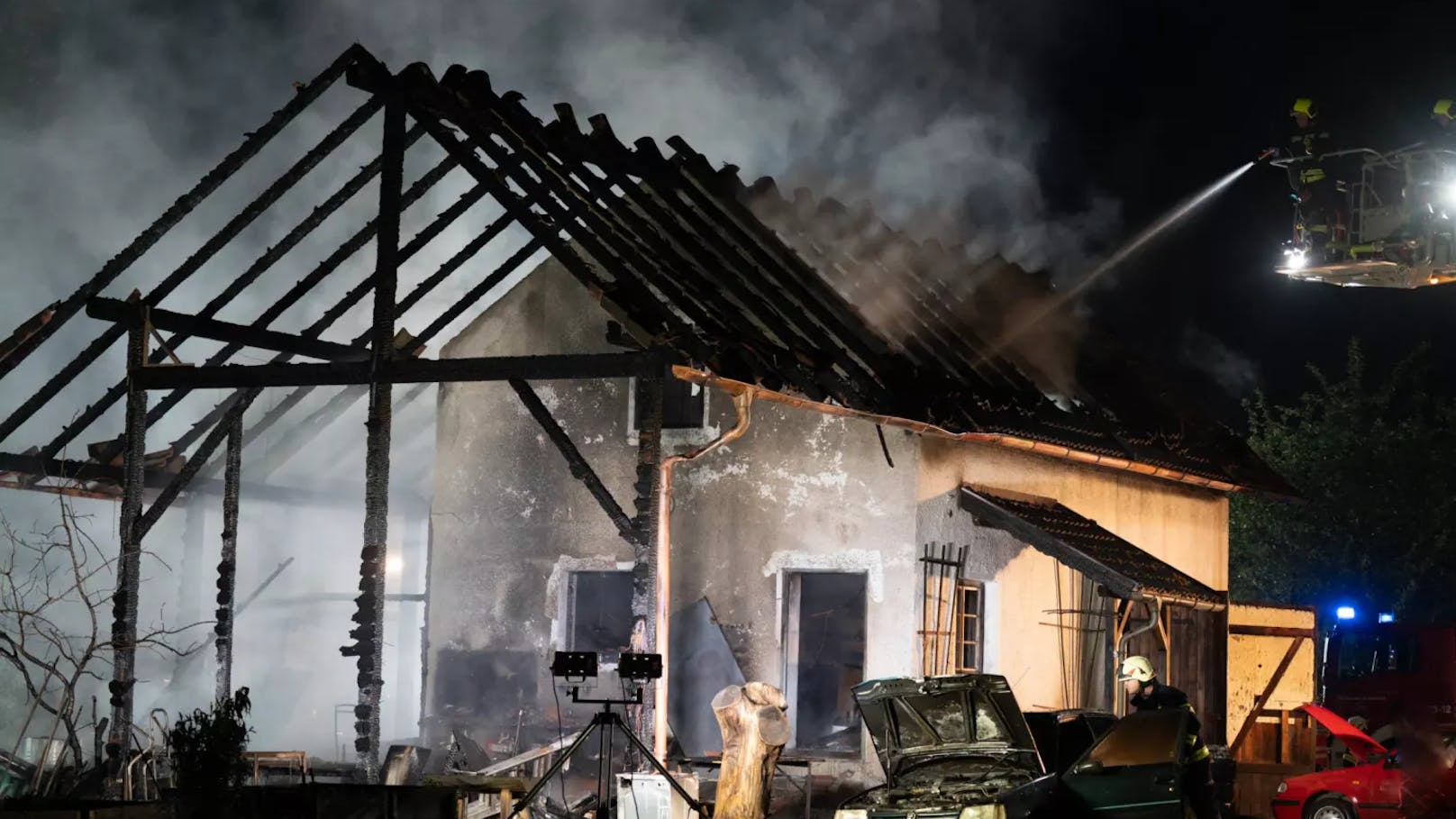 In Goldwörth ist es sogar schon der zweite Brand in kürzester Zeit – dort stand zuletzt auch ein Holzstoß in Flammen.