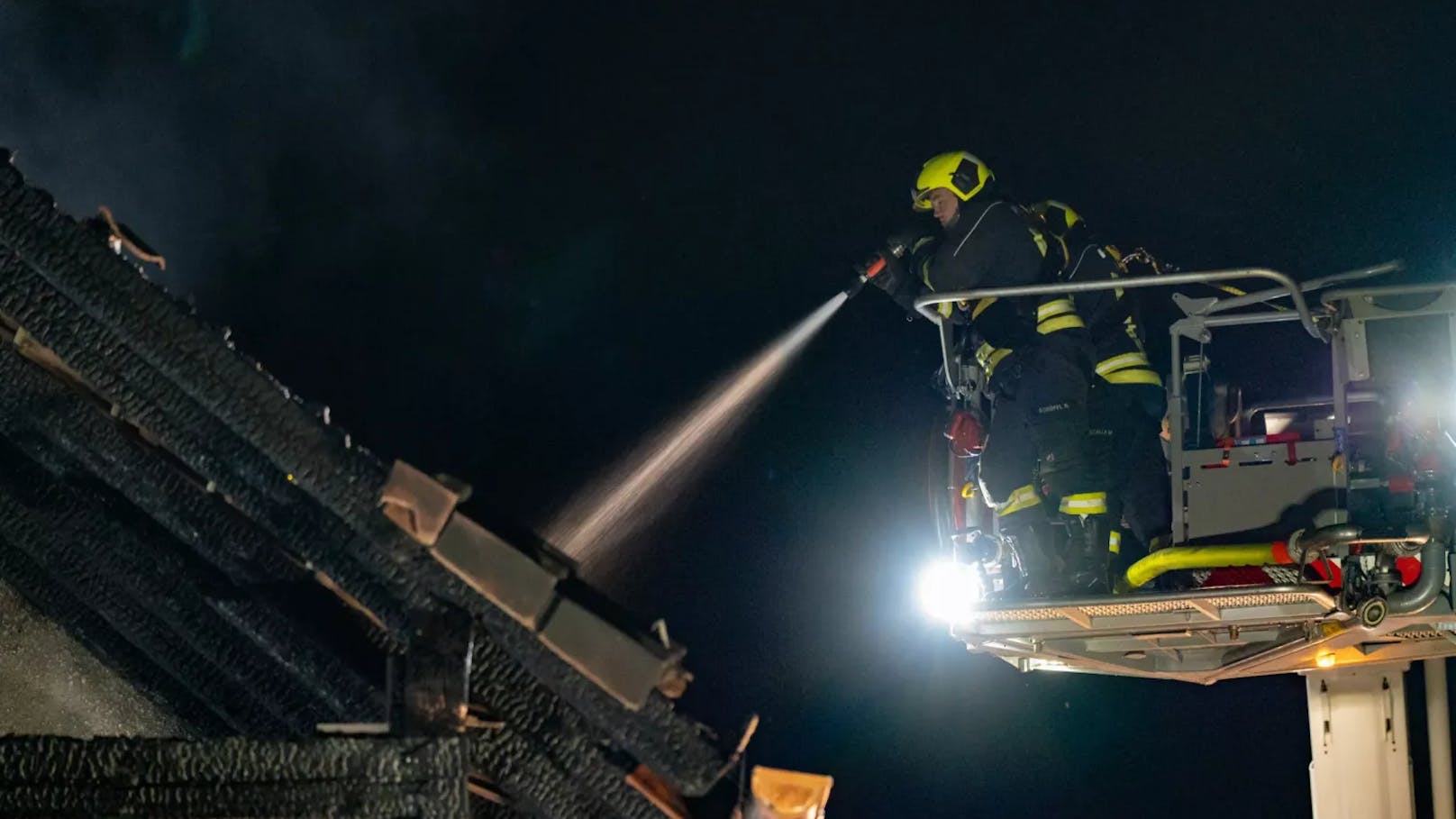 170 Einsatzkräfte sorgten bis in die Früh dafür, dass sich das Feuer nicht weiter ausbreitet.