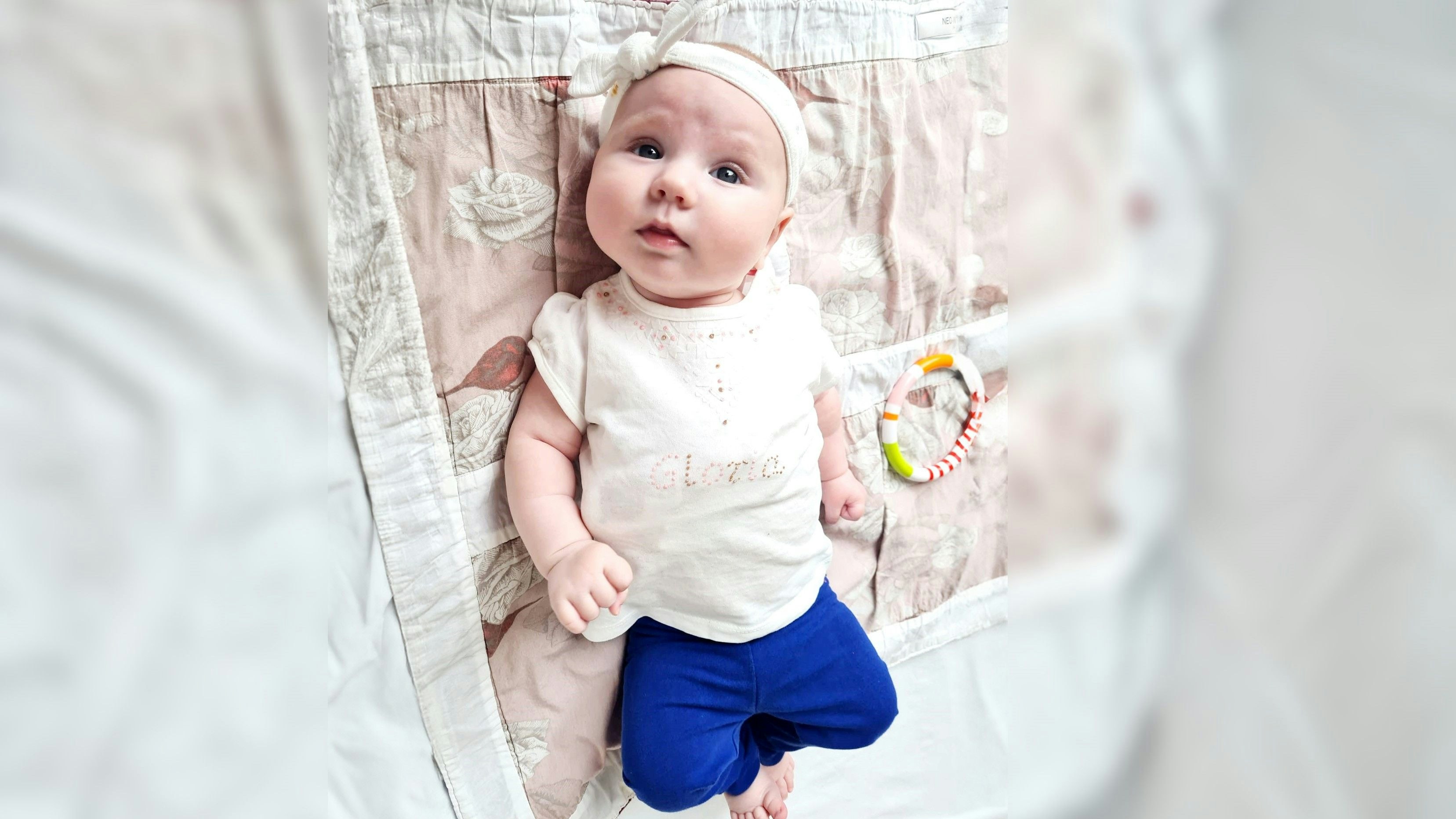 Gloria lebt isoliert im Spital, hat immer nur Mama oder Papa bei sich.