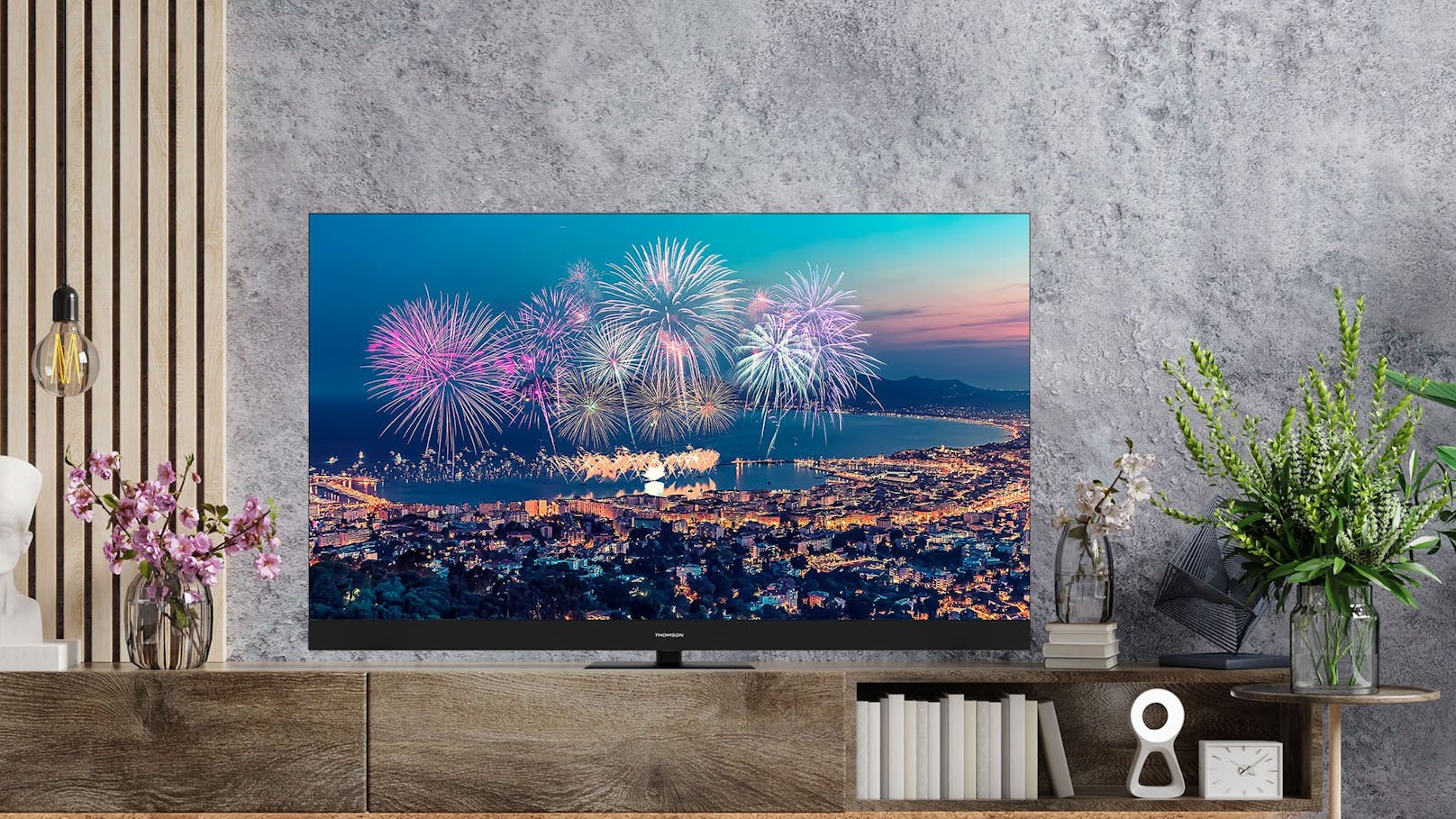 Atmosphäre wie im Stadion: Der neue Thomson Google TV QLED Plus.