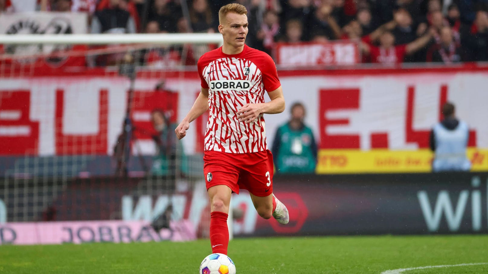 Philipp Lienhart laboriert schon seit längerem mit Problemen am Knie. Kurze Zeit absolvierte der Freiburg-Legionär wieder Spiele, bevor er wieder ausfiel. Ein Einsatz bei der EURO in Deutschland ist fraglich.