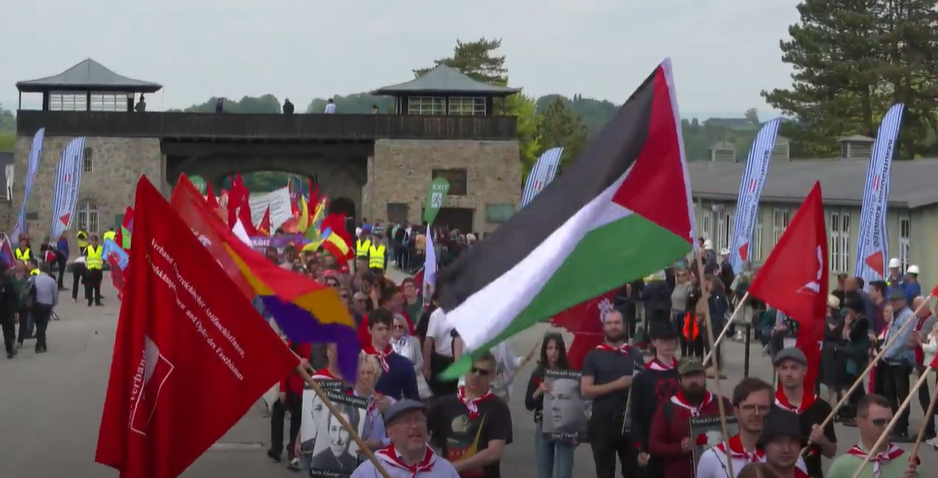 Beim Gedenkzug wurde eine Palästina-Flagge geschwenkt.