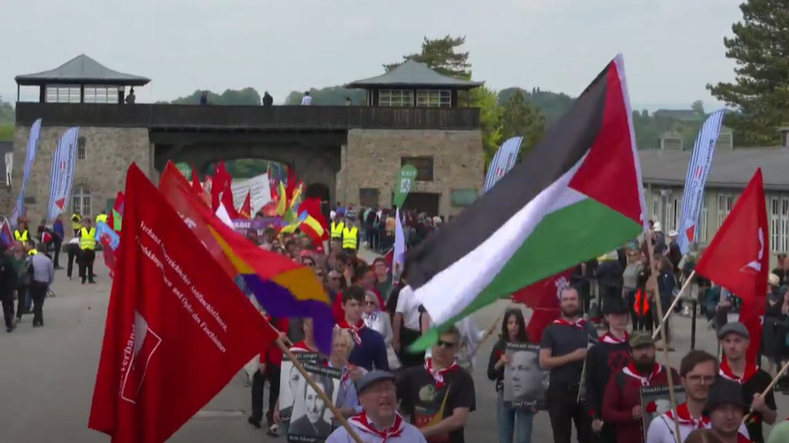 Eklat in Mauthausen – Aktivist schwenkt Palästina-Fahne