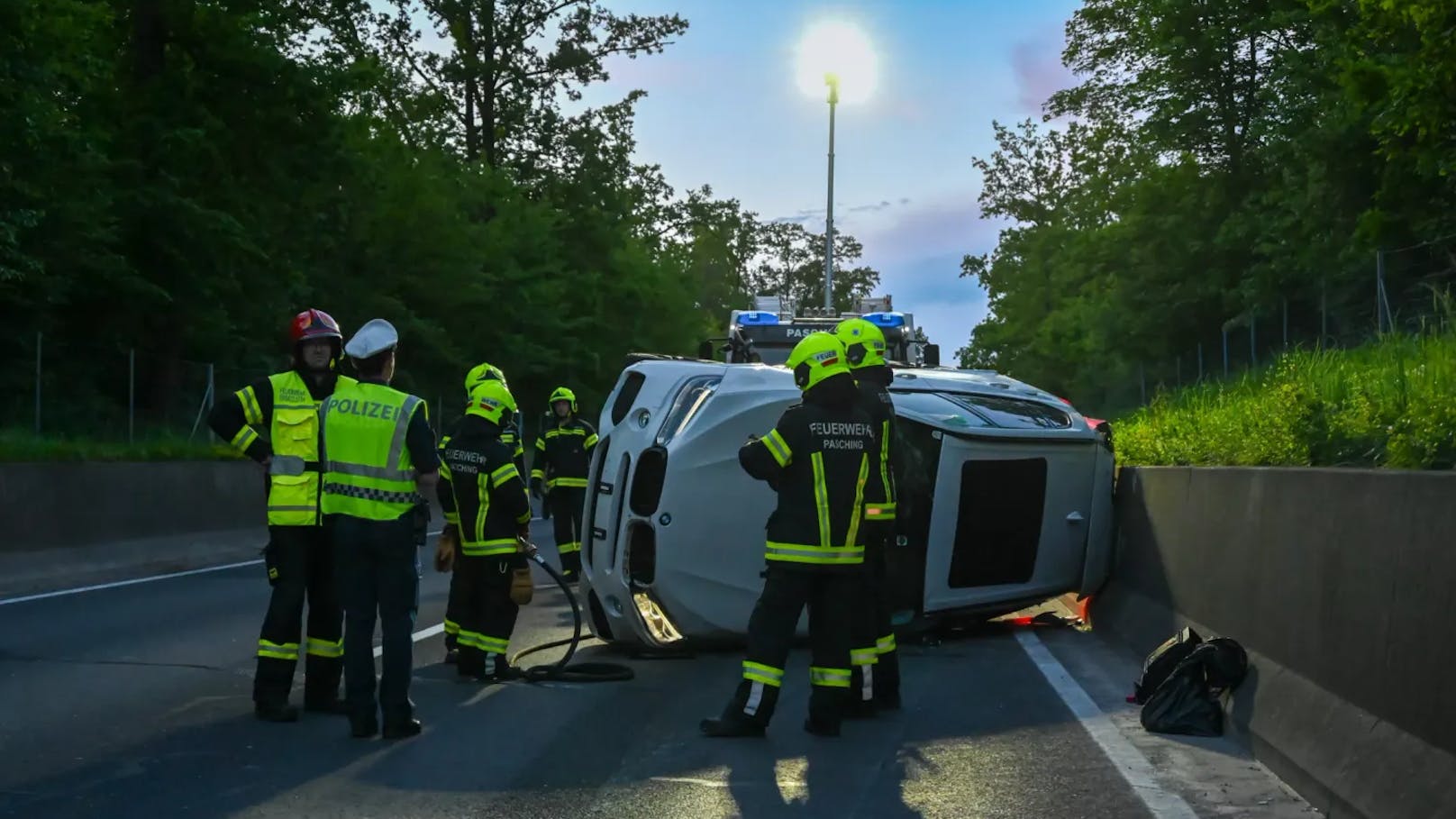 Am Sonntag, 5. Mai, ereignete sich gegen 19:30 Uhr ein Verkehrsunfall auf der B139 im Gemeindegebiet von Pasching, dessen Ursache noch unbekannt ist. Ein Fahrzeug kam dabei von der Straße ab und überschlug sich. Eine Person wurde dabei verletzt und musste vom Rettungsdienst versorgt werden.