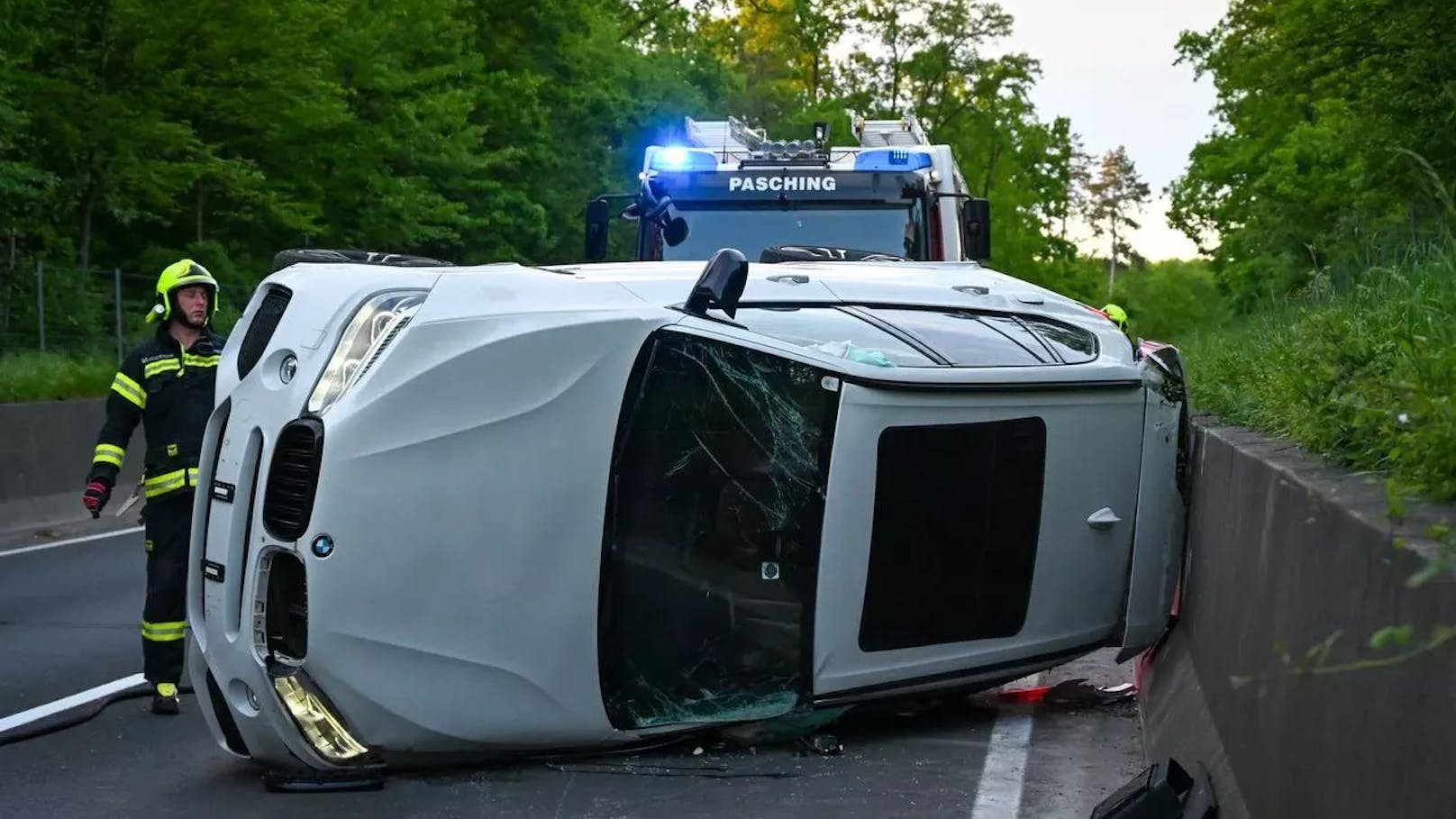 Am Sonntag, 5. Mai, ereignete sich gegen 19:30 Uhr ein Verkehrsunfall auf der B139 im Gemeindegebiet von Pasching, dessen Ursache noch unbekannt ist. Ein Fahrzeug kam dabei von der Straße ab und überschlug sich. Eine Person wurde dabei verletzt und musste vom Rettungsdienst versorgt werden.