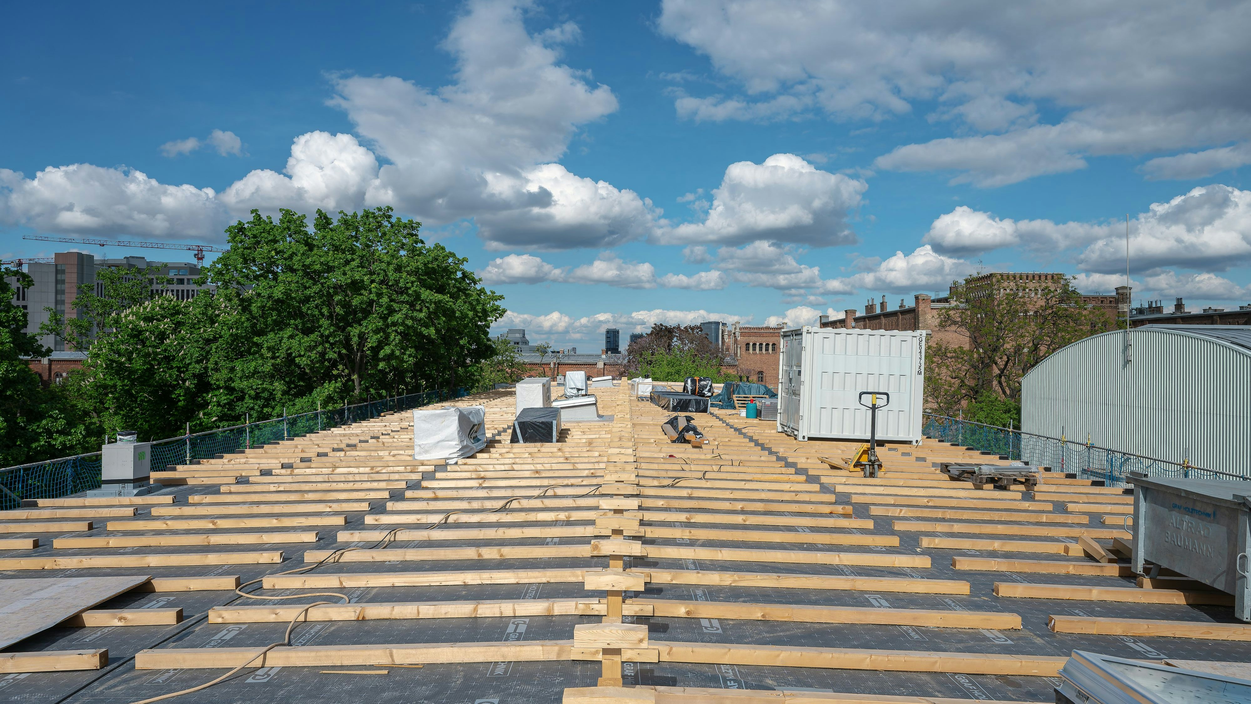 Das Foto Arsenal Wien feiert Dachgleiche.