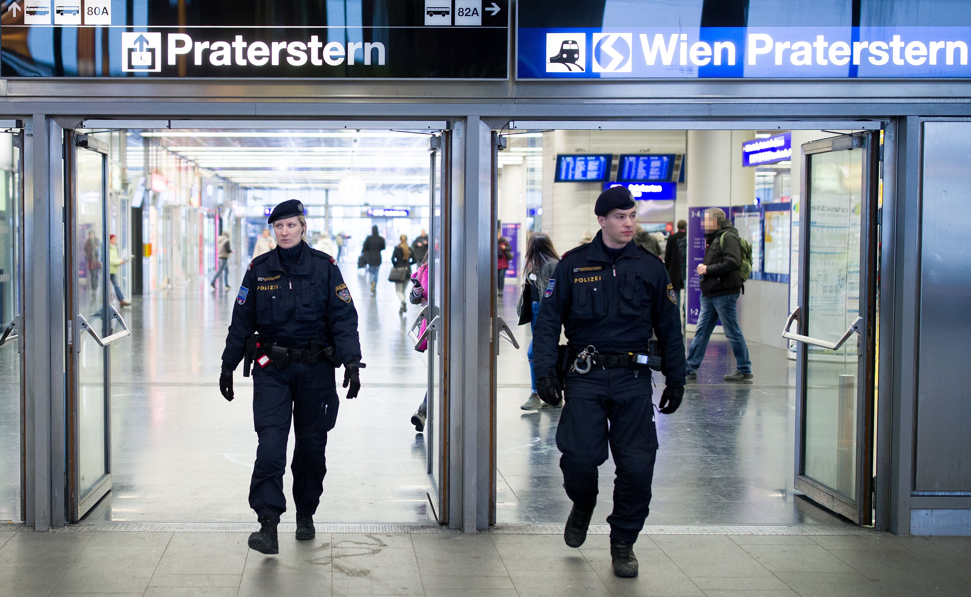 Einsatzkräfte der Polizei während einer Schwerpunktaktion der Polizei am Praterstern in Wien (Archivfoto)