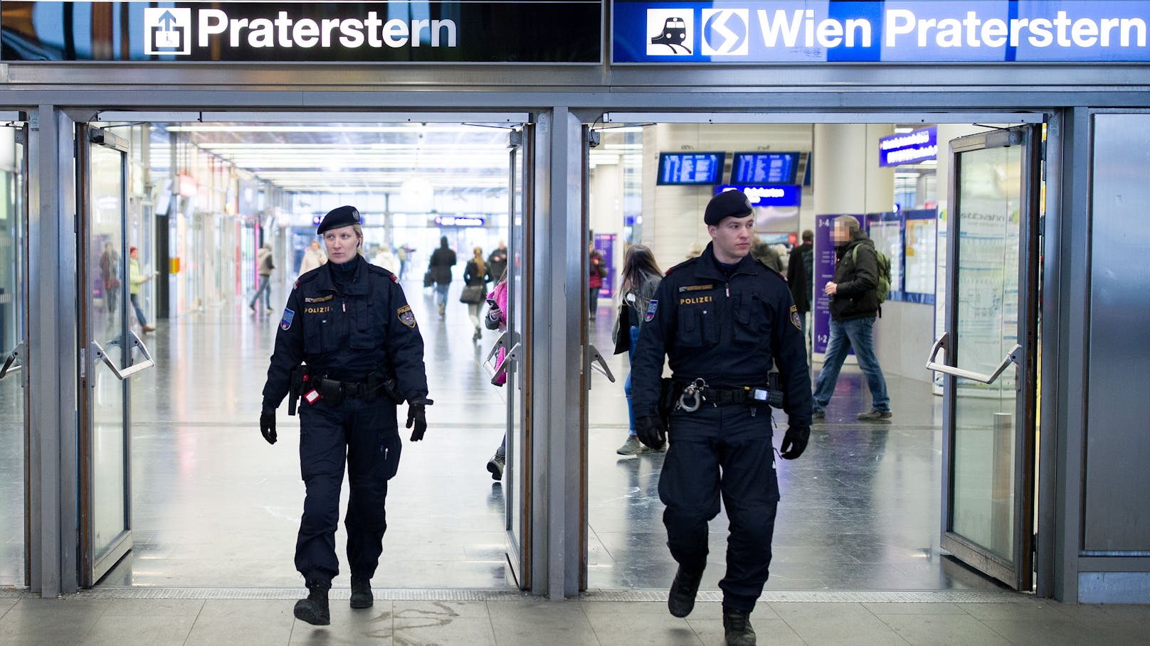 Frau tritt Polizisten in Genitalbereich – festgenommen