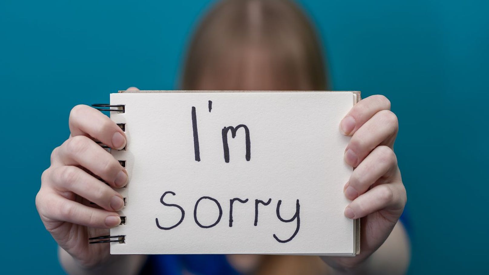 Warum sich Frauen viel öfter entschuldigen als Männer