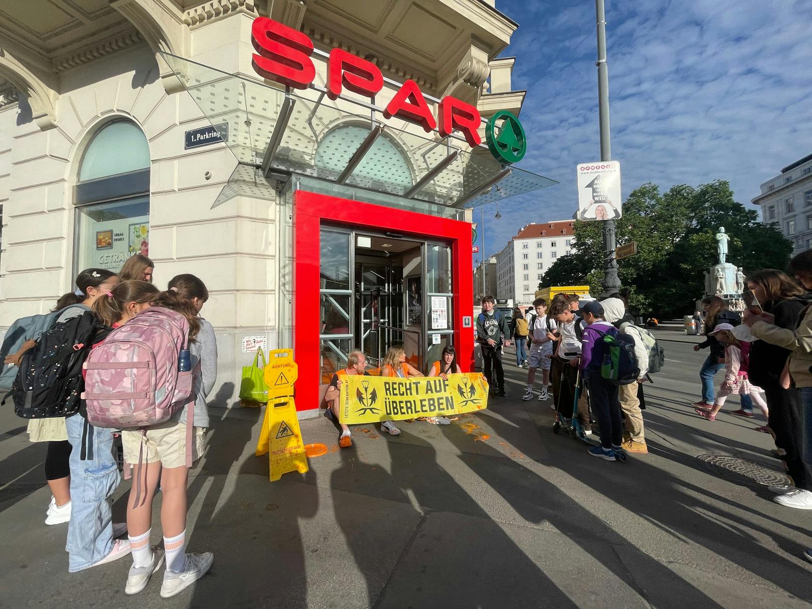 Am Montagmorgen kam es vor einem Supermarkt zu einem Protest der Letzten Generation. Die Aktivisten sorgten im Eingangsbereich für eine "Sauerei".