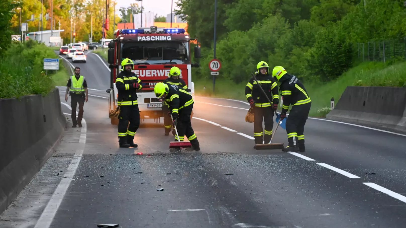 Am Sonntag, 5. Mai, ereignete sich gegen 19:30 Uhr ein Verkehrsunfall auf der B139 im Gemeindegebiet von Pasching, dessen Ursache noch unbekannt ist. Ein Fahrzeug kam dabei von der Straße ab und überschlug sich. Eine Person wurde dabei verletzt und musste vom Rettungsdienst versorgt werden.